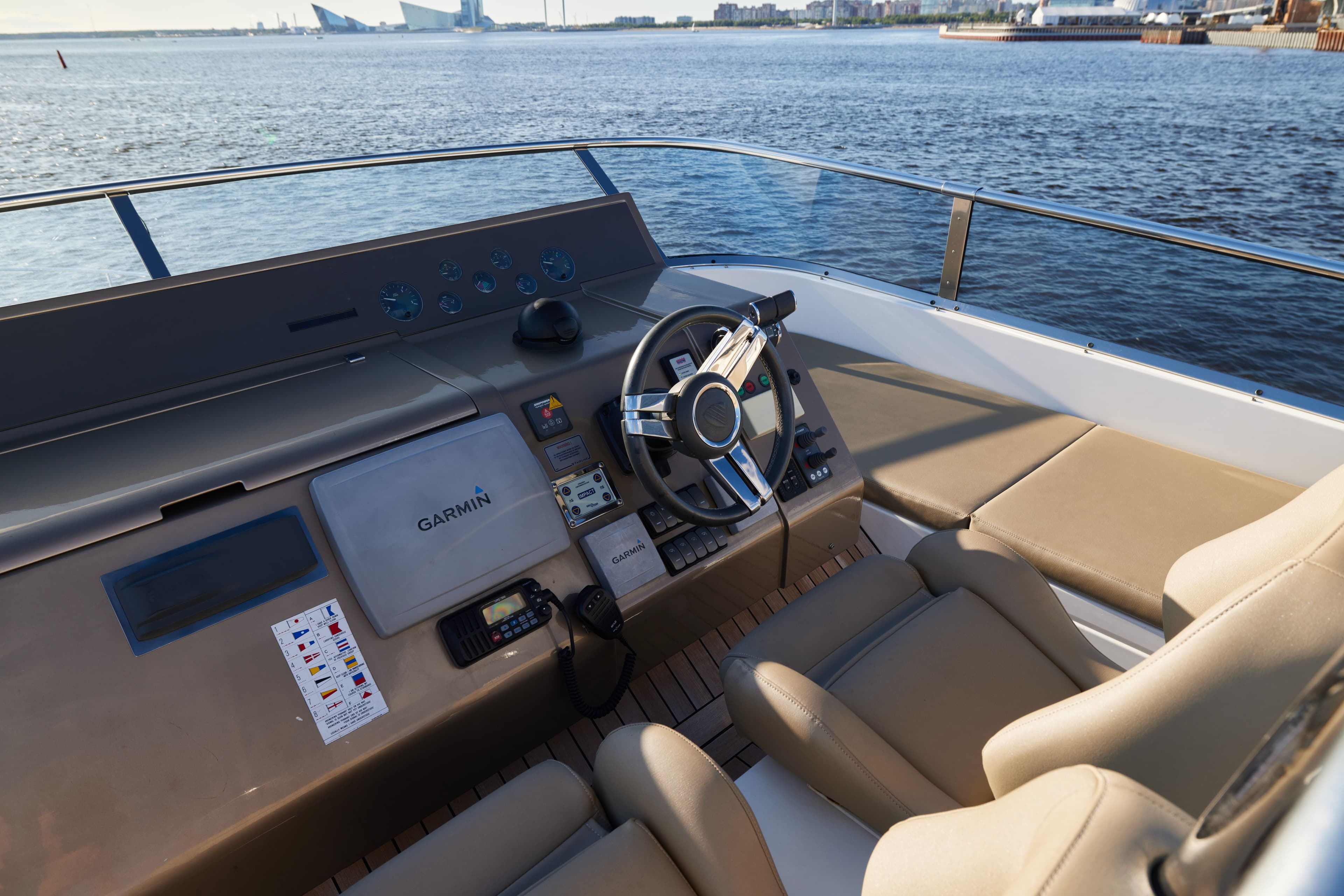 Интерьер салона и зона отдыха на яхте Fairline 65 в СПб. Аренда яхты в СПБ