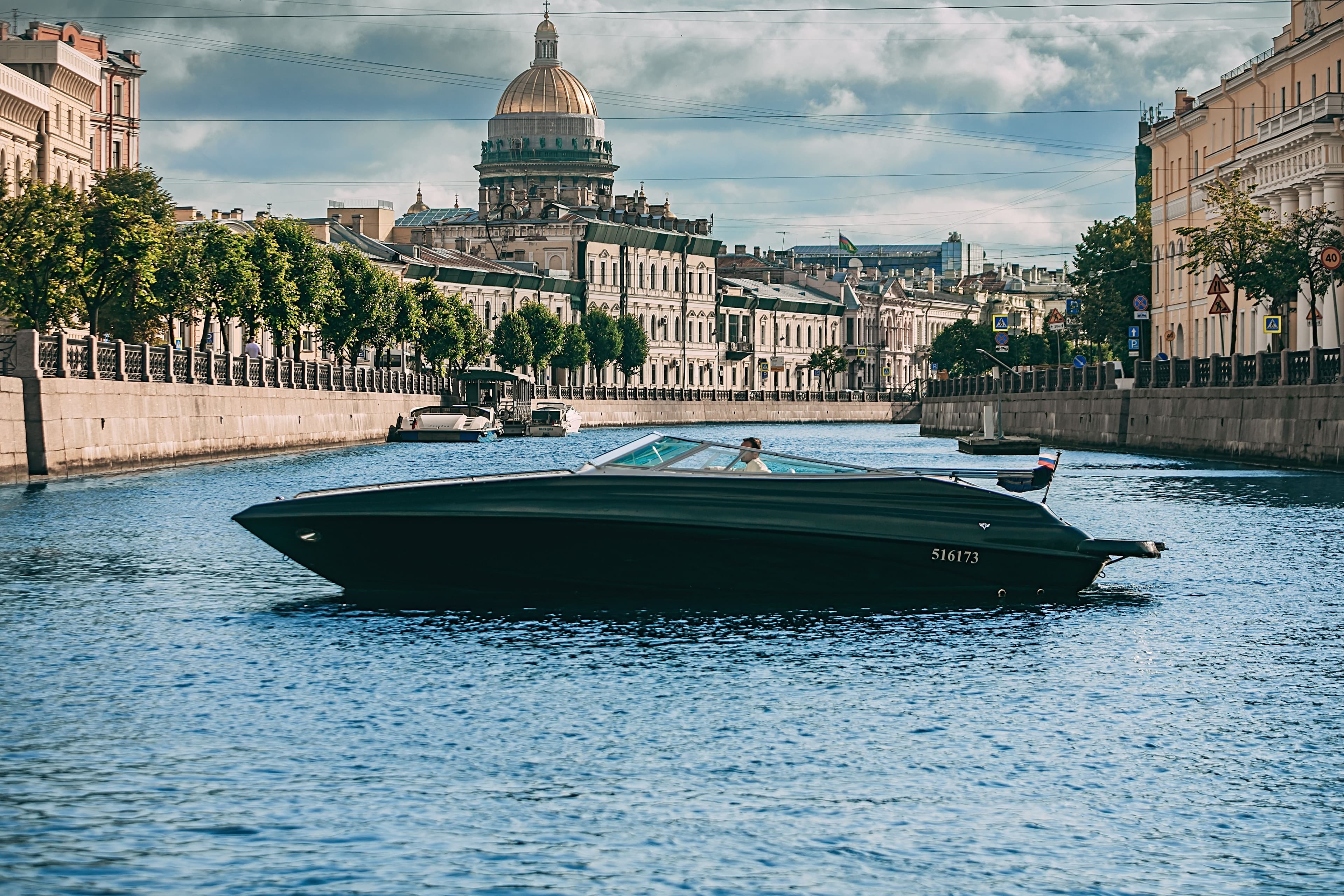 Катер BLACK SHERIFF Crownline 266 на реке в Санкт-Петербурге