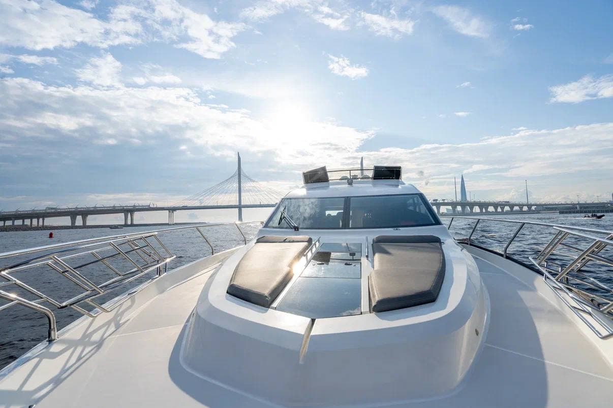 Аренда моторной яхты Galeon 64, цена за час отдыха на судне в СПб
