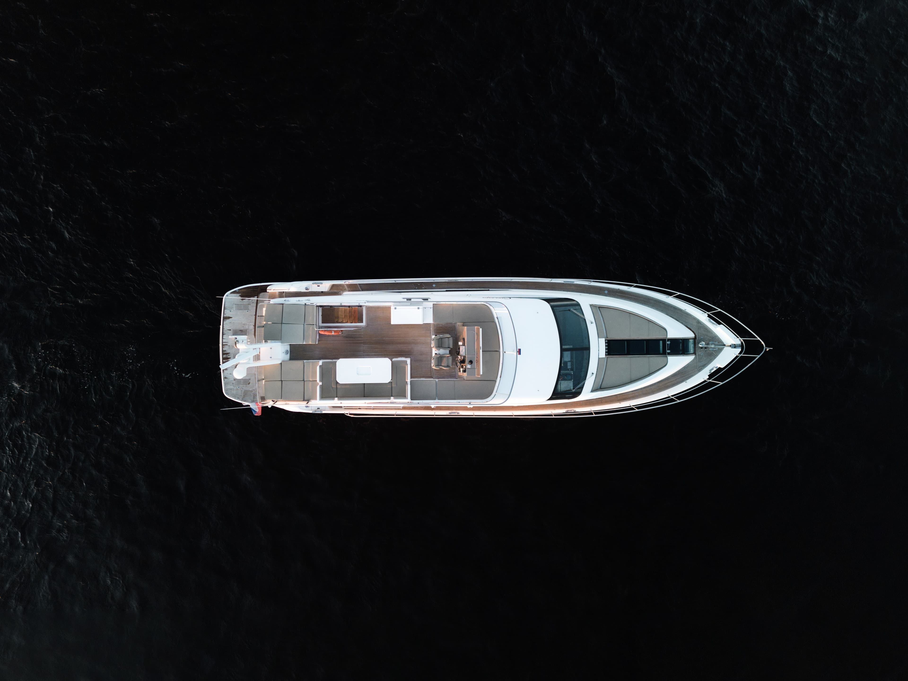 Аренда моторной яхты Fairline 65 на Неве в Санкт-Петербурге