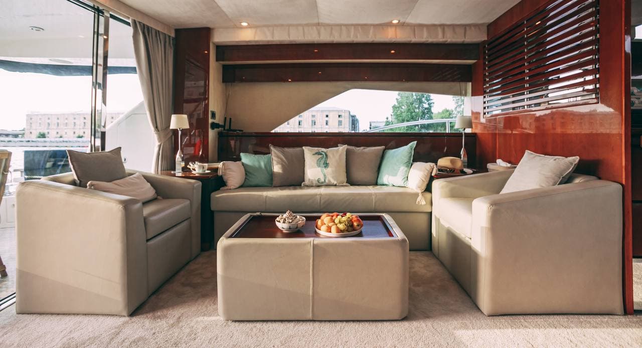 Роскошный интерьер салона кают-компании яхты Аврора Fairline 68