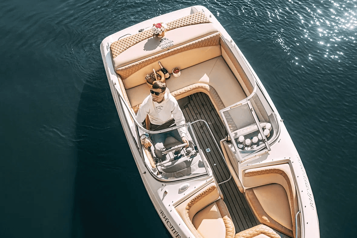 Моторный катер Bayliner 175 Вистерия на реках и каналах Санкт-Петербурга