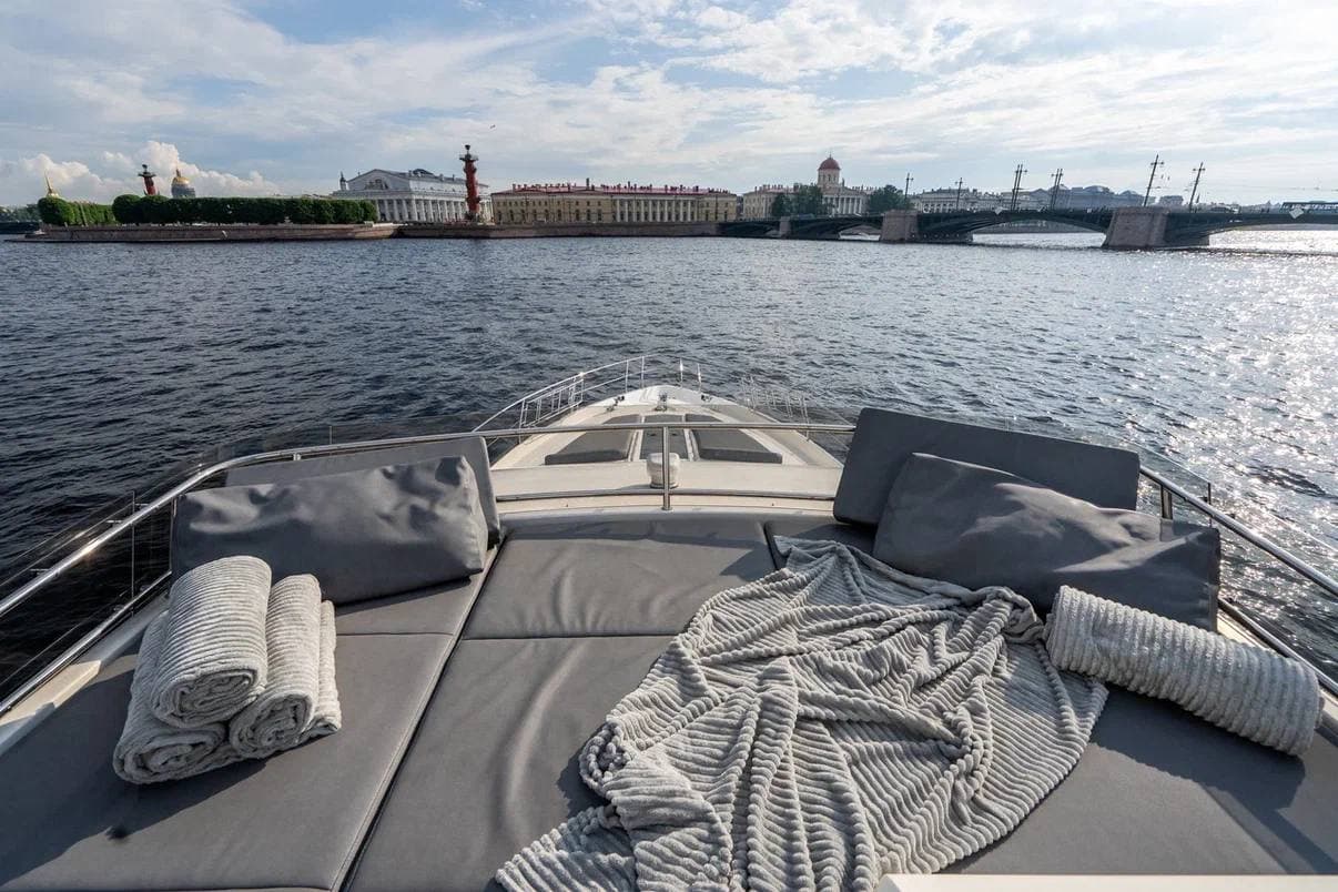 Аренда моторной яхты Galeon 64, цена за час отдыха на судне в СПб