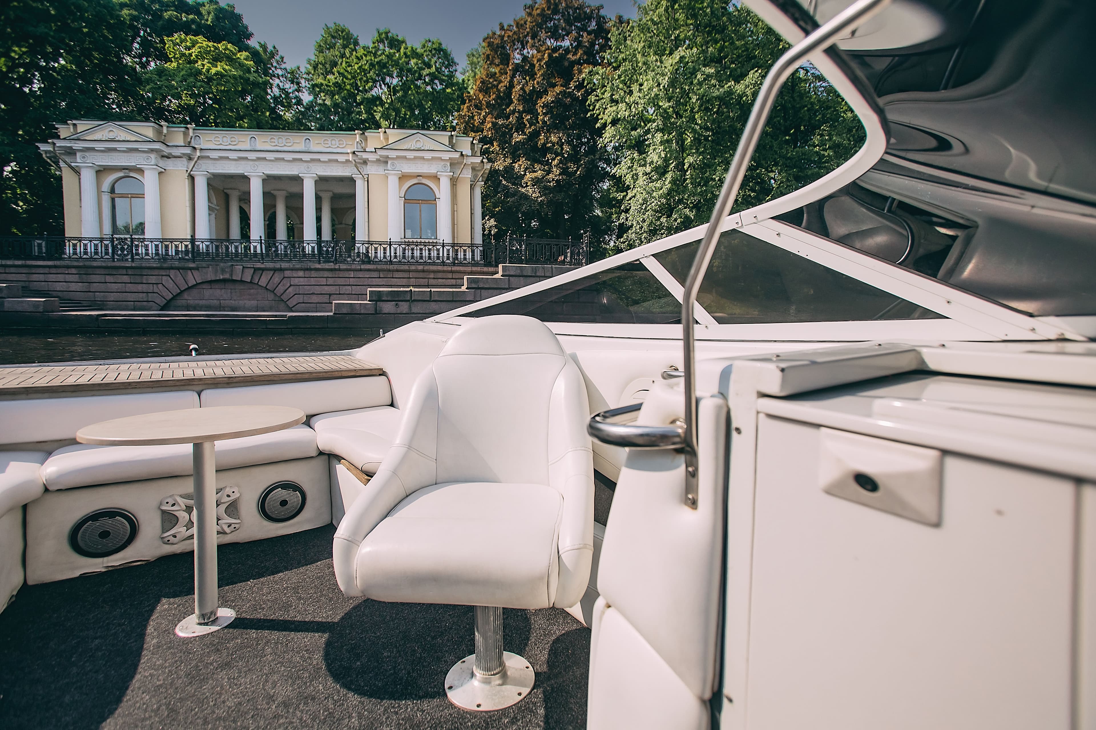 Интерьер и пассажирская зона катера Черный Шериф Crownline 266