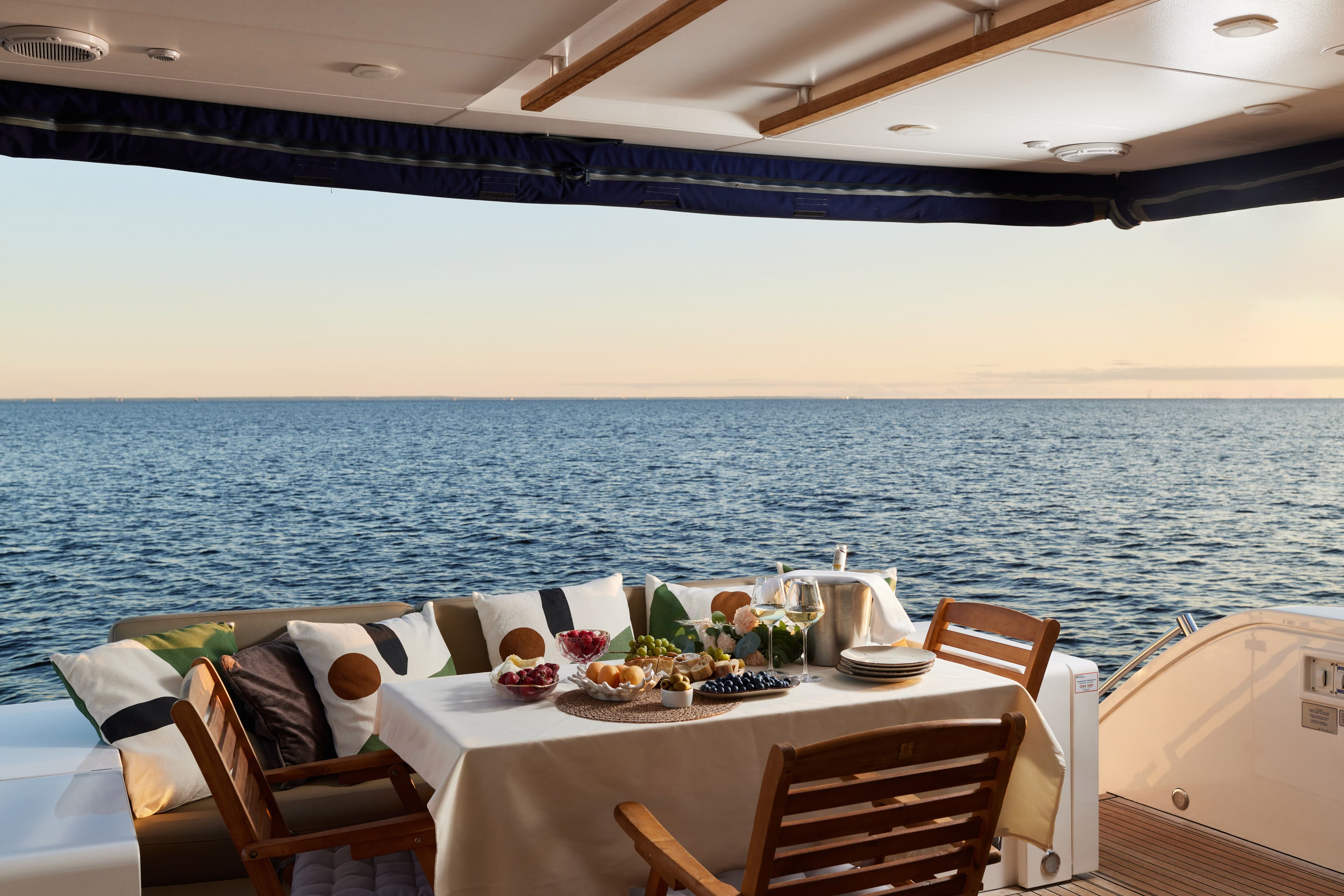 Интерьер салона и зона отдыха на яхте Fairline 65 в СПб