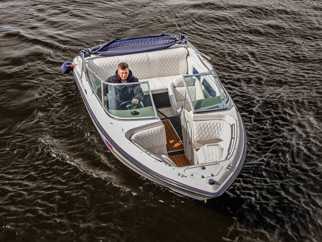 Аренда катера Просекко (Chaparral 190 Sport) для прогулок по воде