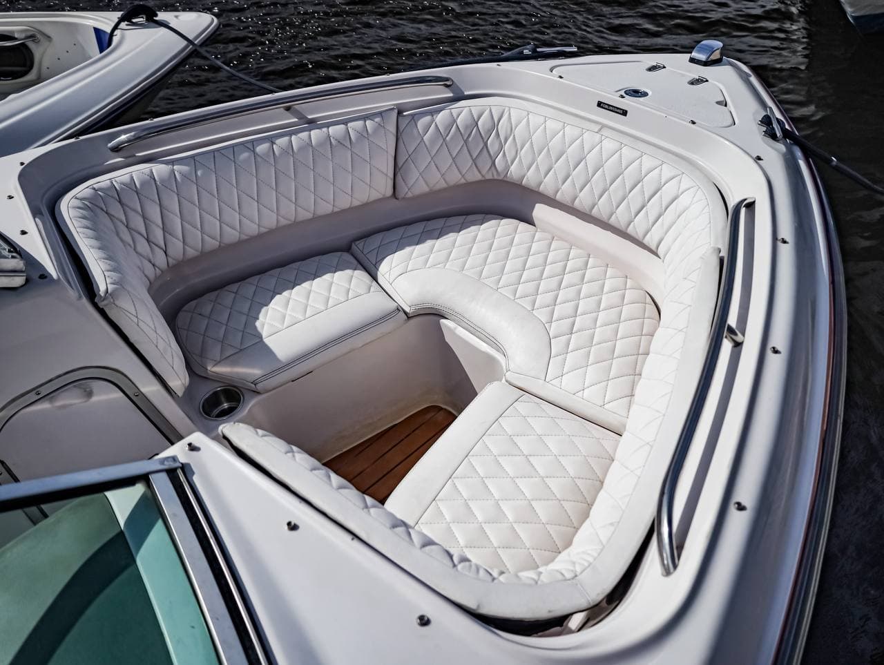 Красивый интерьер катера Просекко (Chaparral 190 Sport) для прогулок по воде