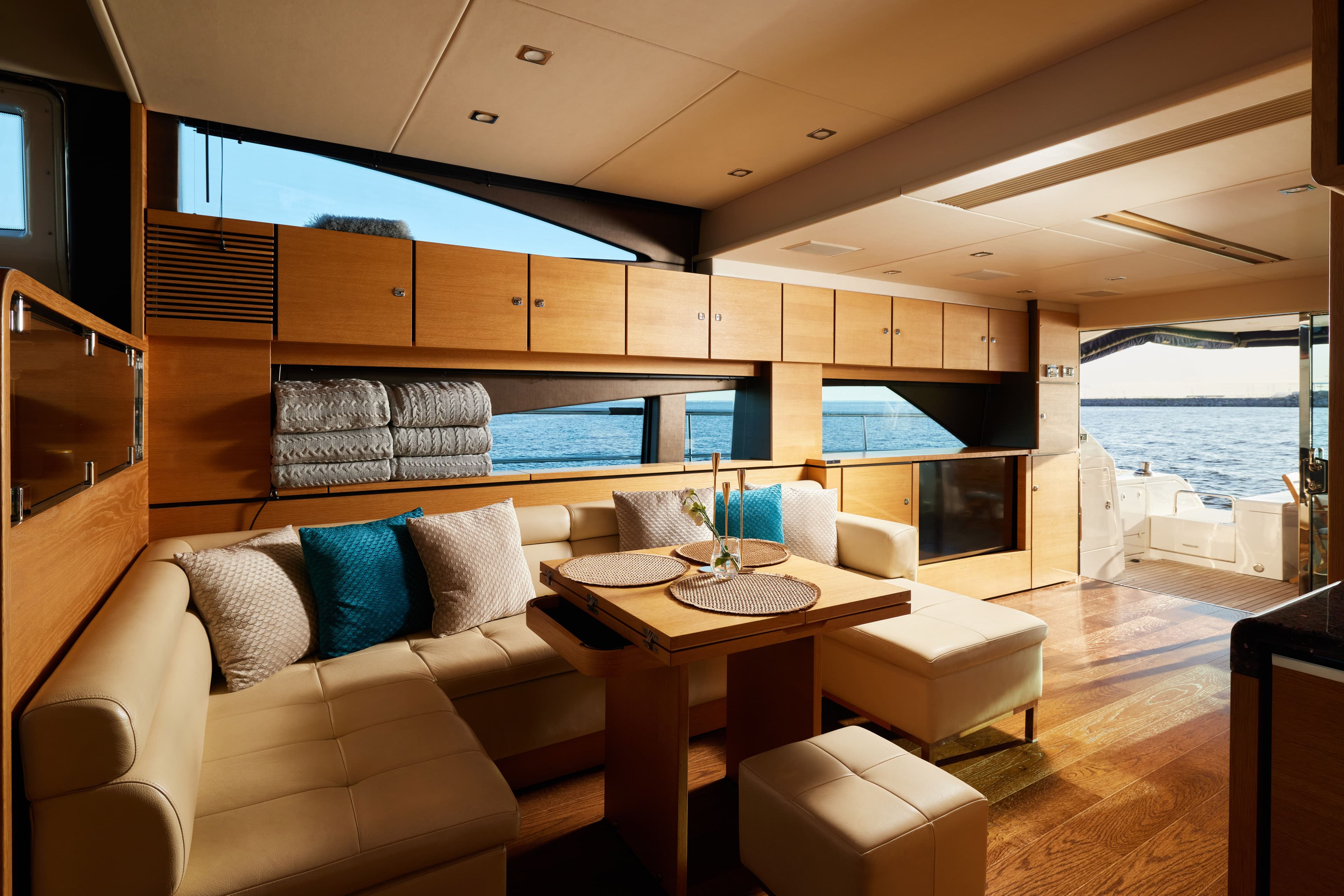 Интерьер салона и зона отдыха на яхте Fairline 65 в СПб. Аренда яхты в СПБ