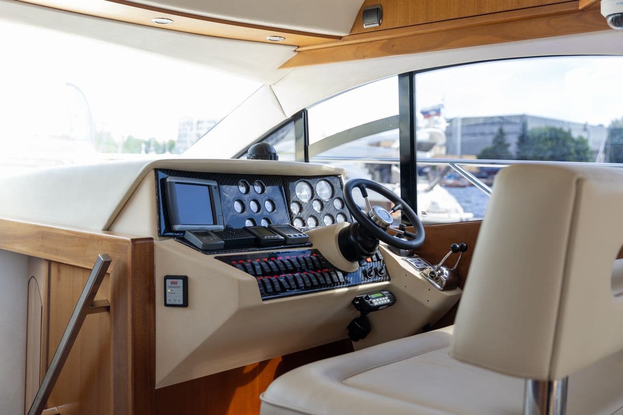 Пост управления и зона капитана на моторной яхте Galeon 440