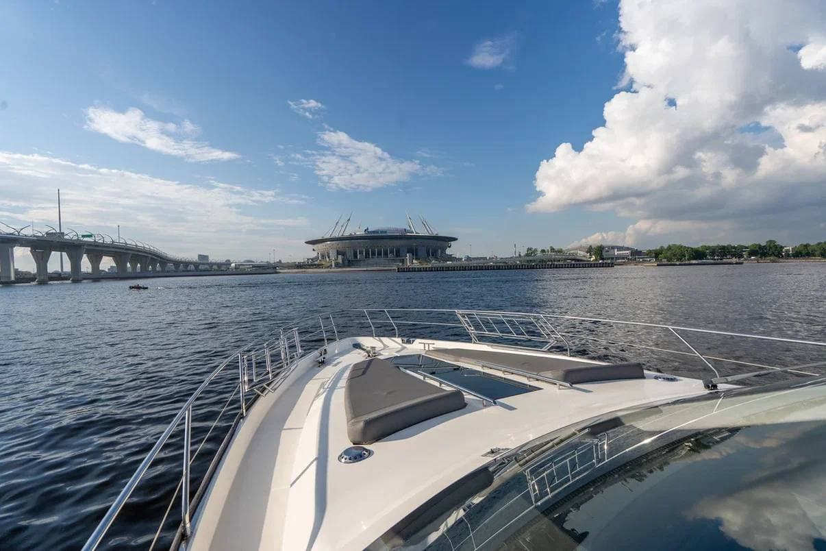 Аренда моторной яхты Galeon 64, цена за час отдыха на судне в СПб