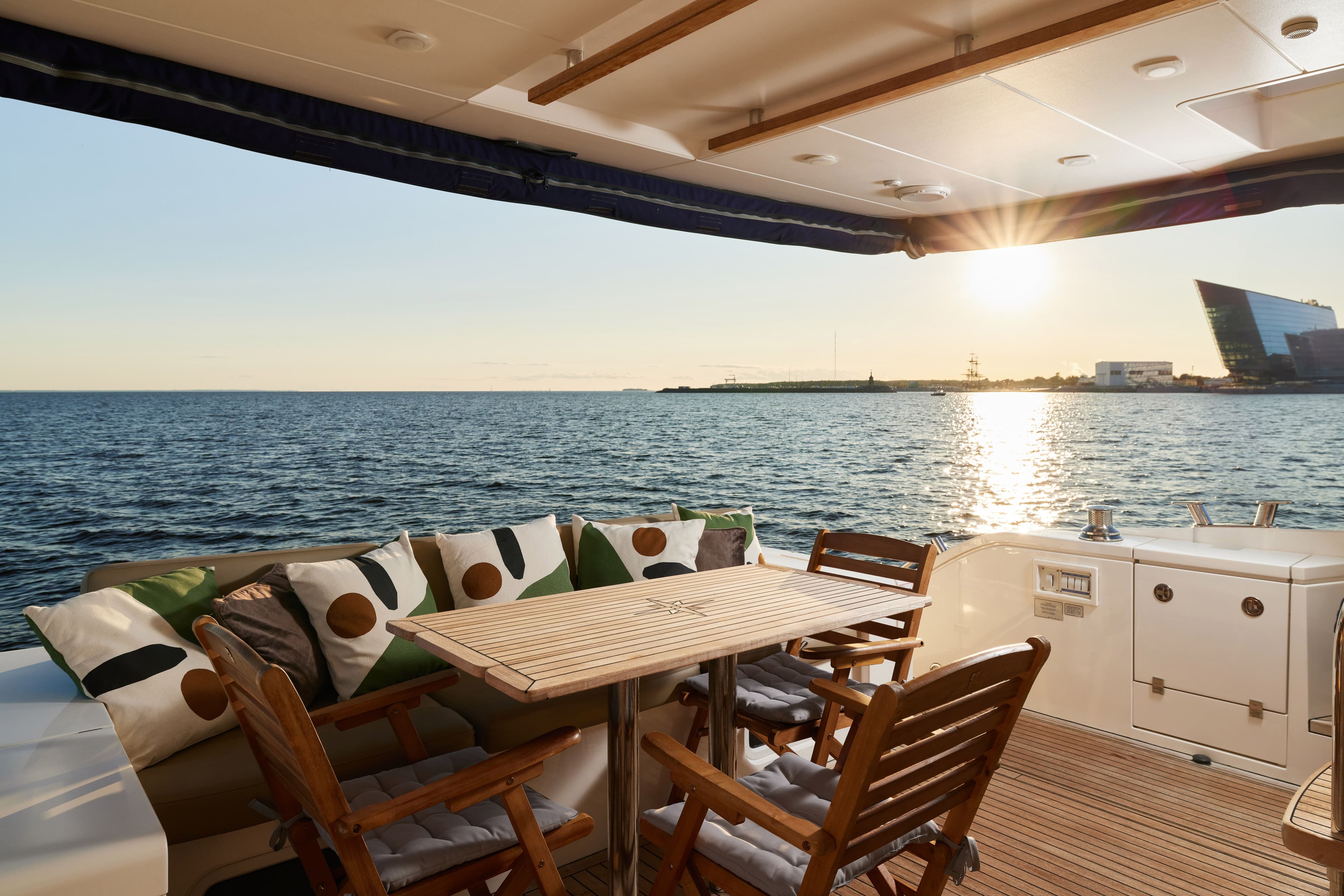 Интерьер салона и зона отдыха на яхте Fairline 65 в СПб