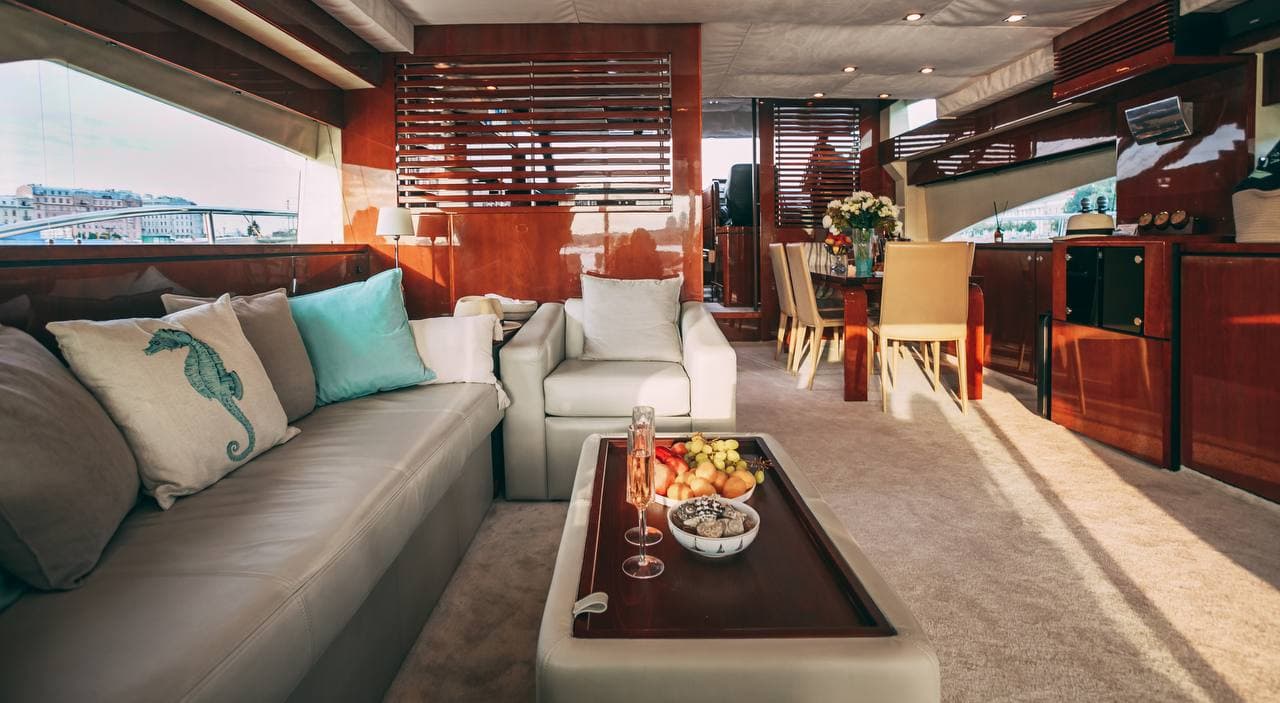 Роскошный интерьер салона кают-компании яхты Аврора Fairline 68