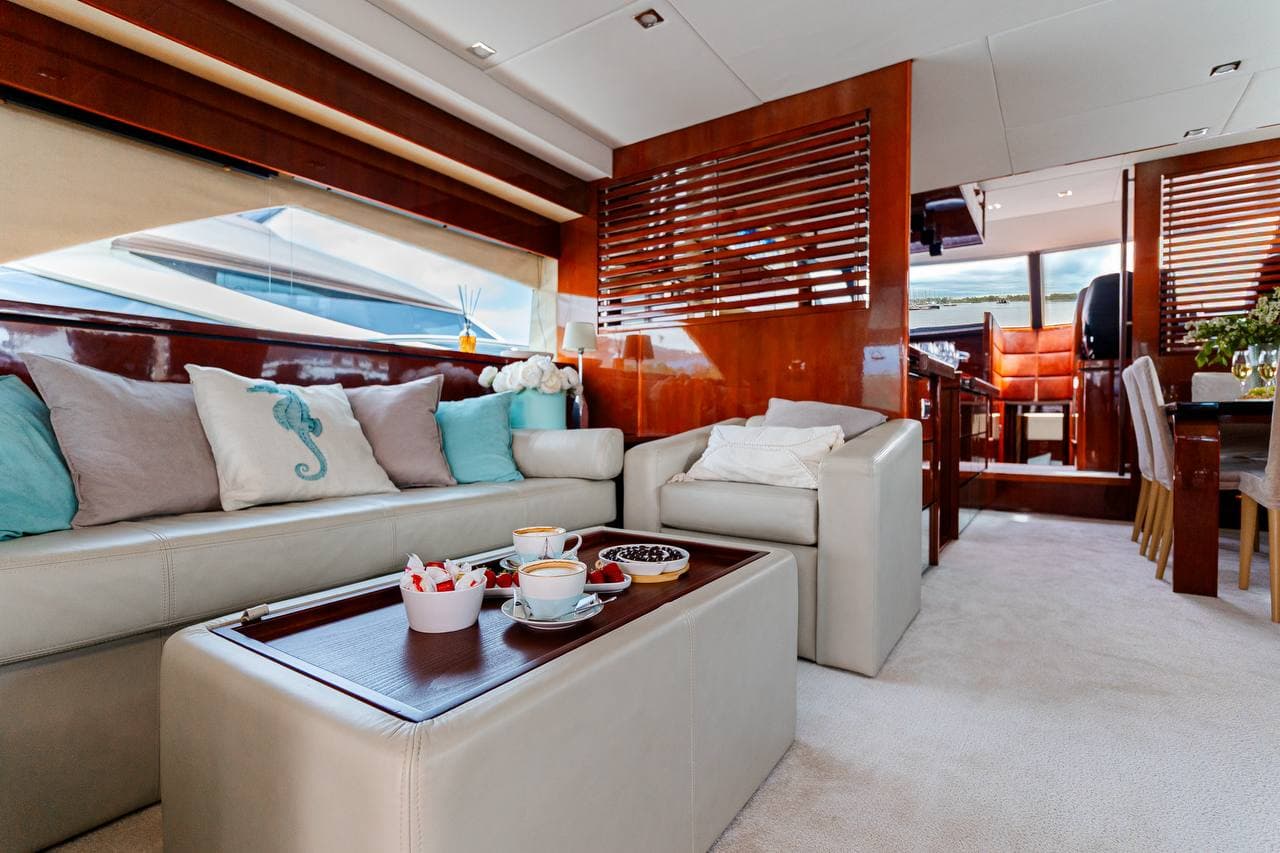 Роскошный интерьер салона кают-компании яхты Аврора Fairline 68