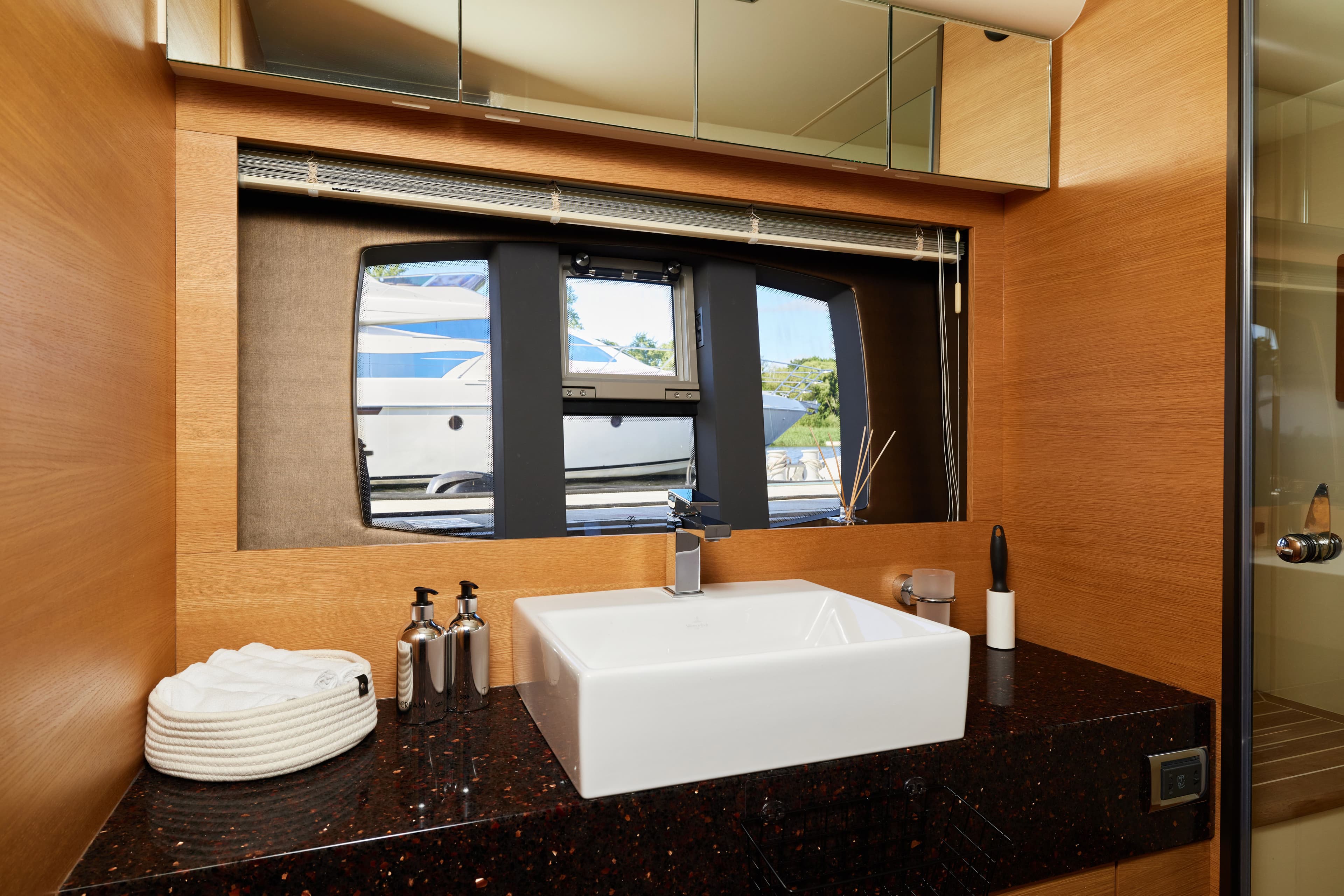 Интерьер салона и зона отдыха на яхте Fairline 65 в СПб. Аренда яхты в СПБ