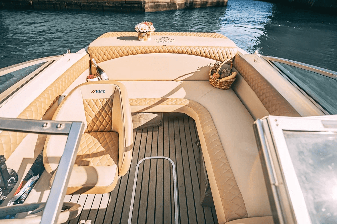 Интерьер палубы и мягкий диван на катере Bayliner 175 Вистерия в СПб