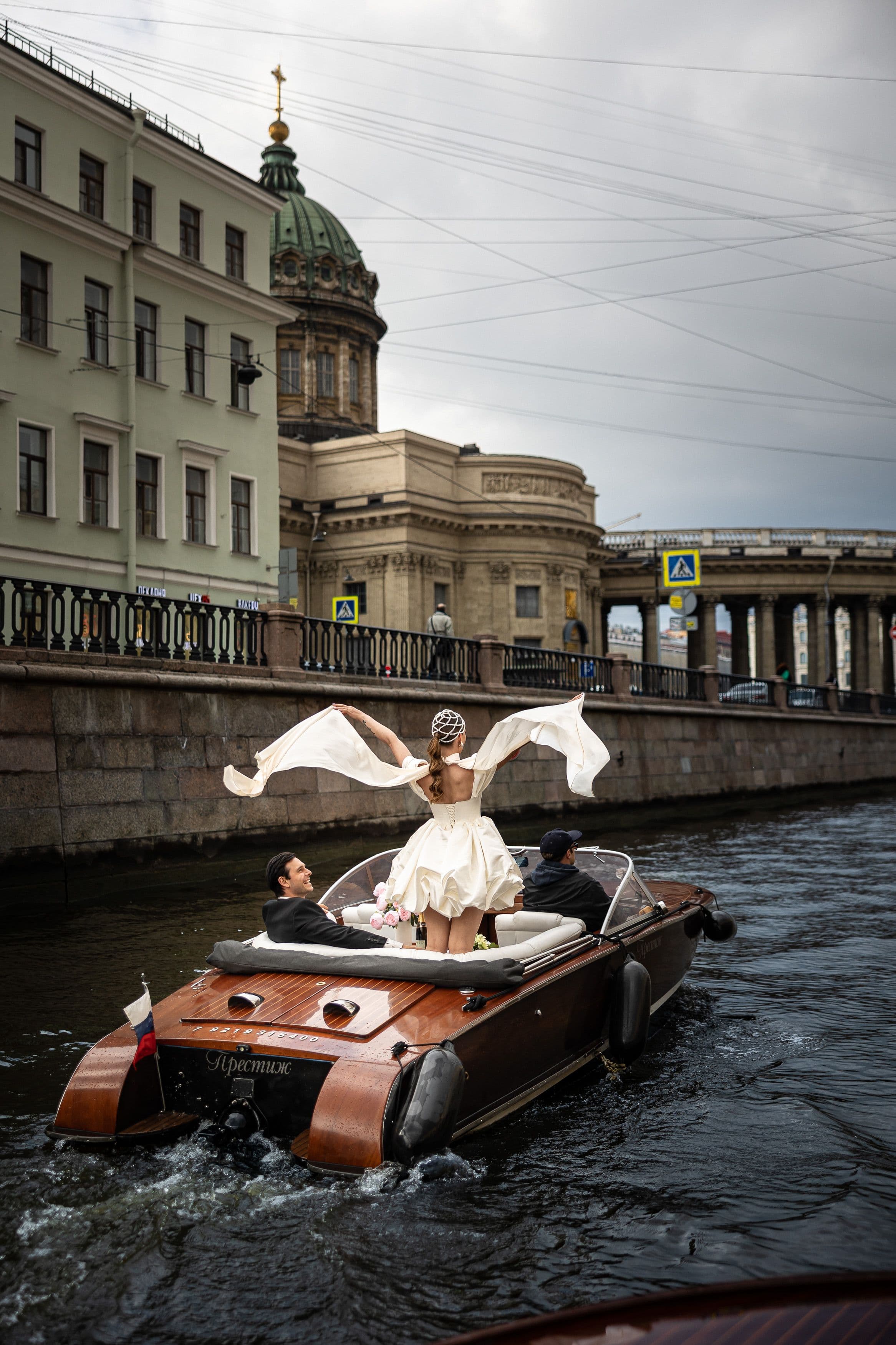 Аренда ретро-катера Престиж для свадебной фотосессии в Санкт-Петербурге