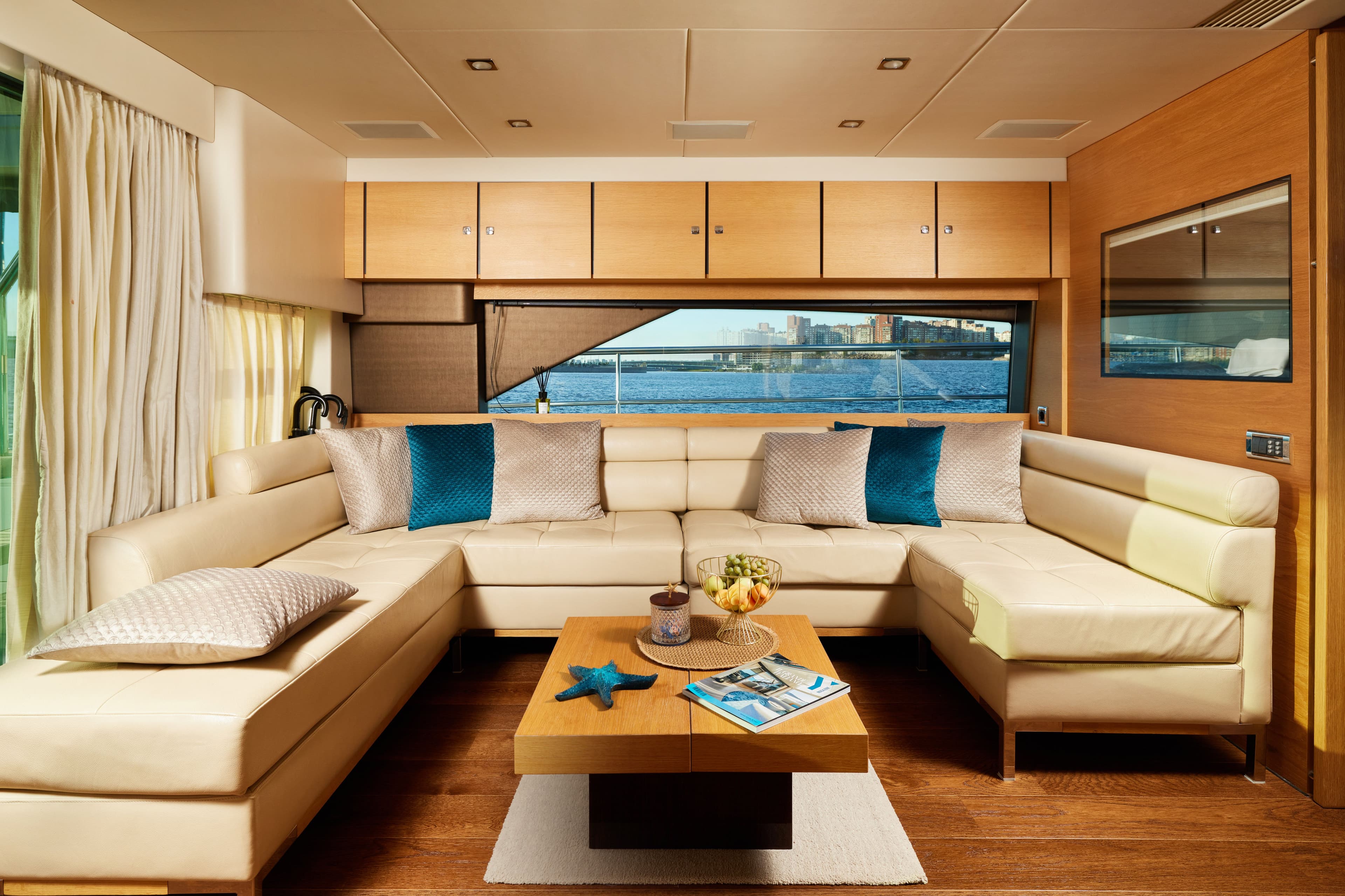 Интерьер салона и зона отдыха на яхте Fairline 65 в СПб. Аренда яхты в СПБ