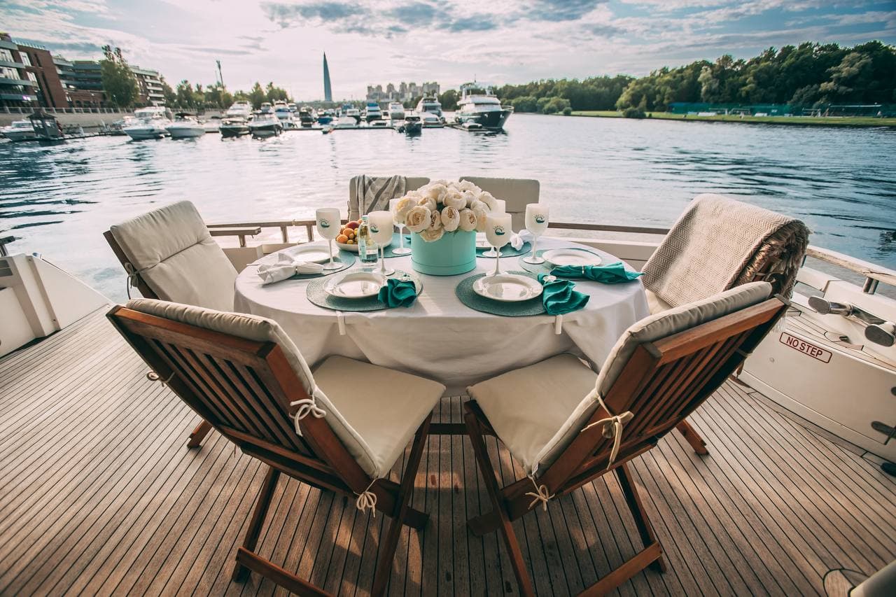 Моторная VIP яхта Аврора Fairline 68 на воде в Санкт-Петербурге