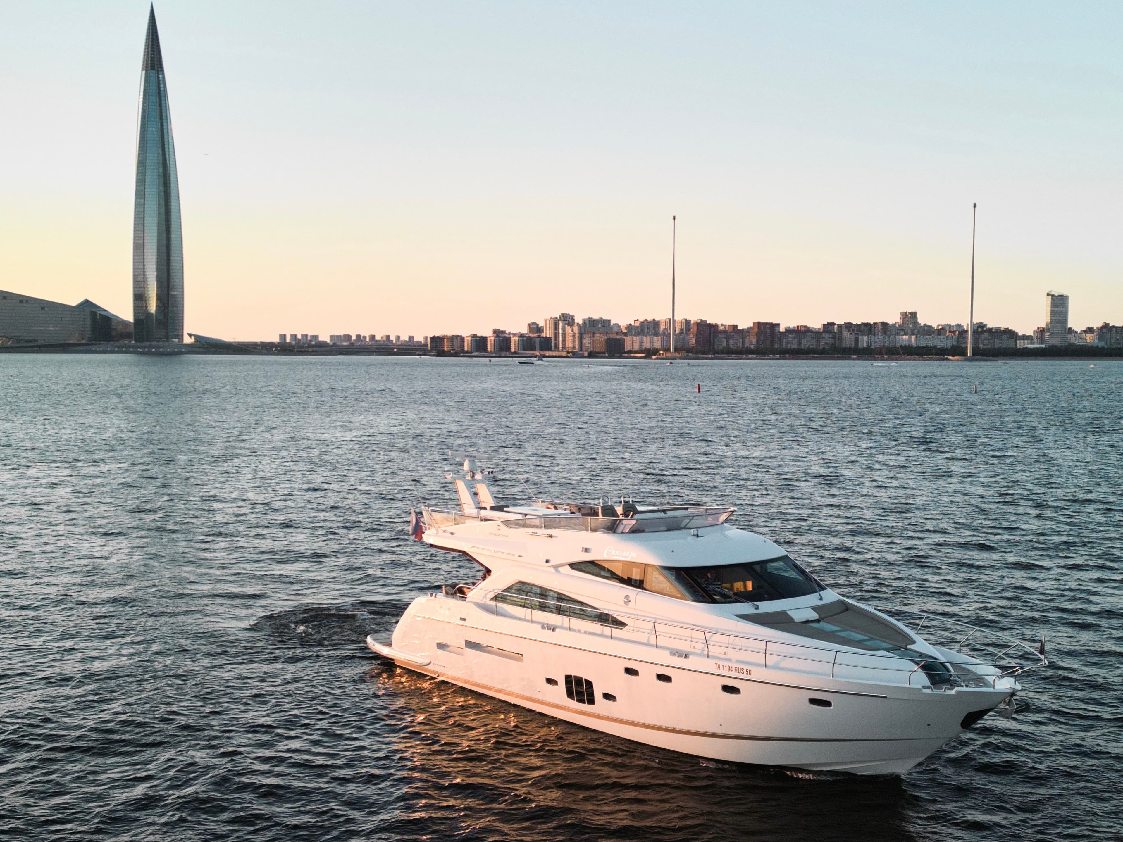 Аренда моторной премиум яхты Fairline 65 на Неве в СПБ