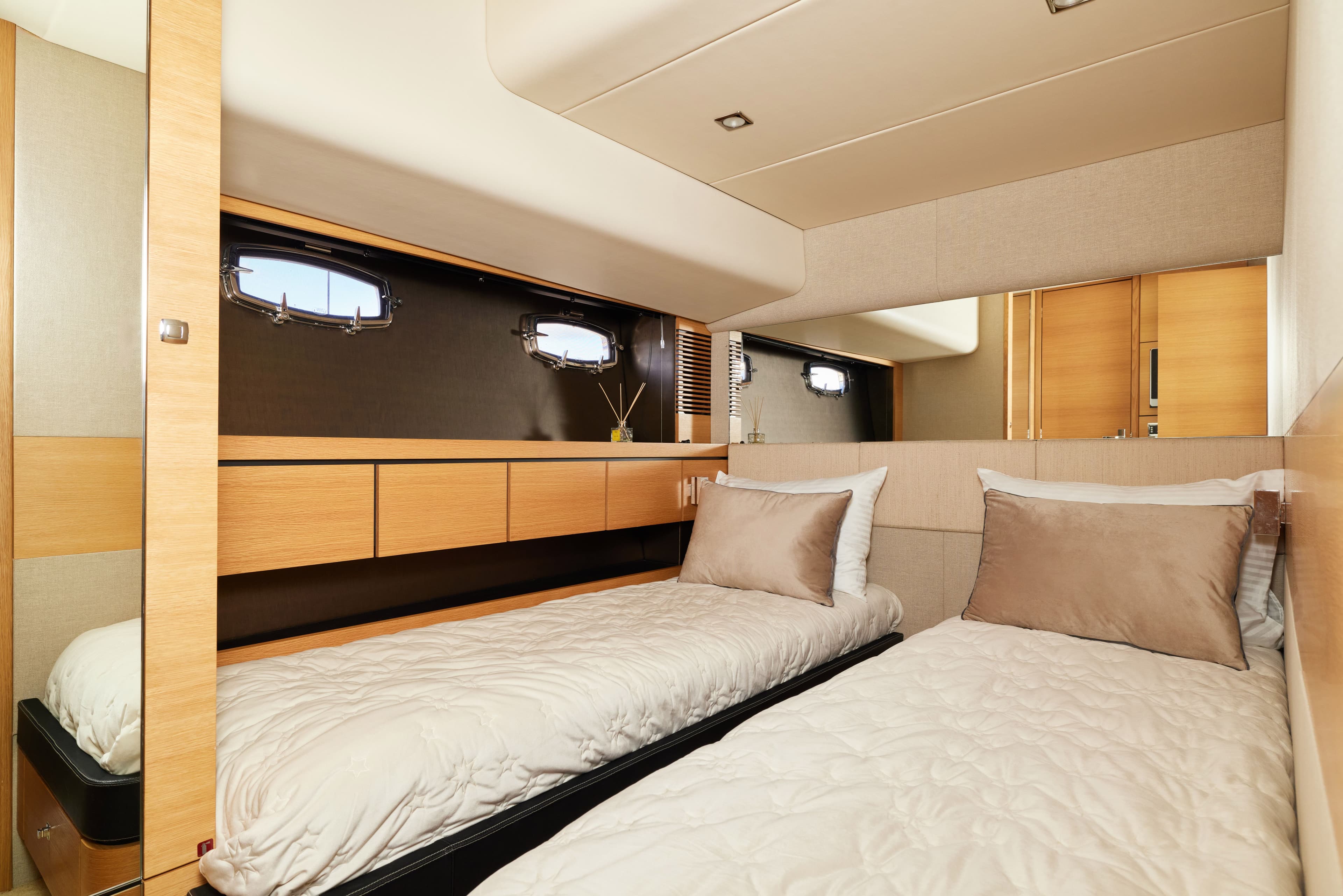 Интерьер салона и зона отдыха на яхте Fairline 65 в СПб. Аренда яхты в СПБ