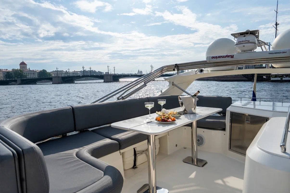 Аренда моторной яхты Galeon 64, цена за час отдыха на судне в СПб