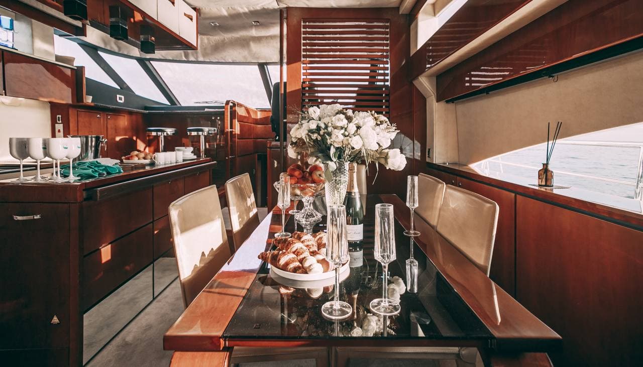 Моторная VIP яхта Аврора Fairline 68 на воде в Санкт-Петербурге