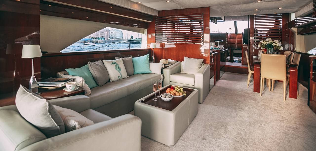 Роскошный интерьер салона кают-компании яхты Аврора Fairline 68