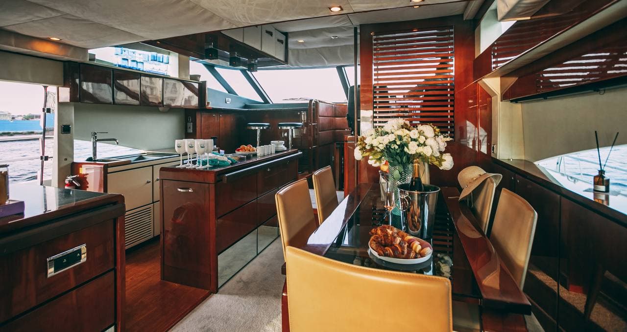 Роскошный интерьер салона кают-компании яхты Аврора Fairline 68