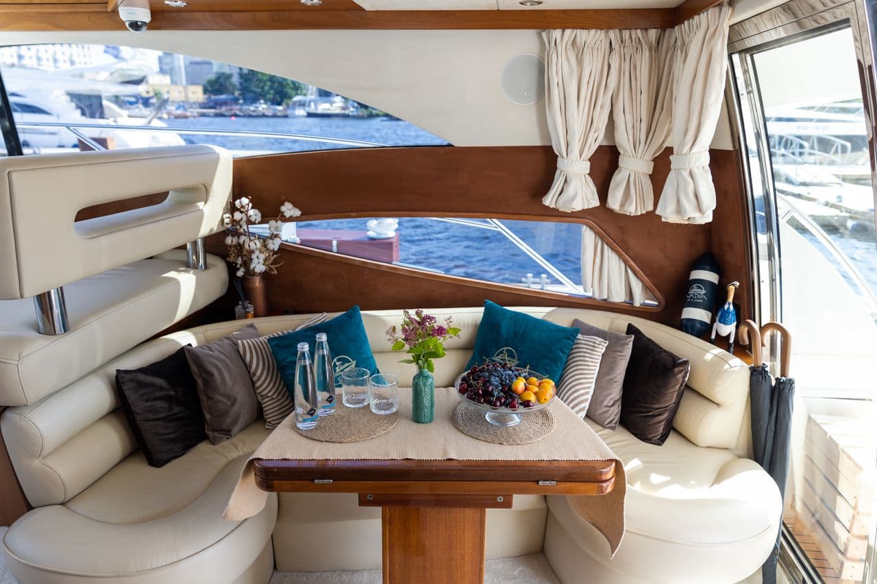 Просторный салон с диванами для отдыха на яхте Galeon 440
