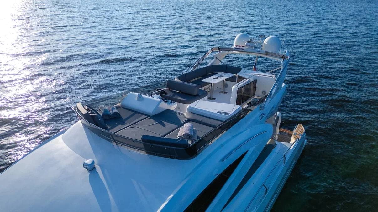 Аренда моторной яхты Galeon 64, цена за час отдыха на судне в СПб