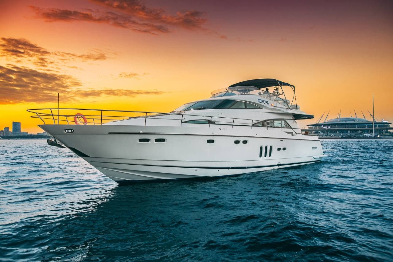 Моторная VIP яхта Аврора Fairline 68 на воде в Санкт-Петербурге