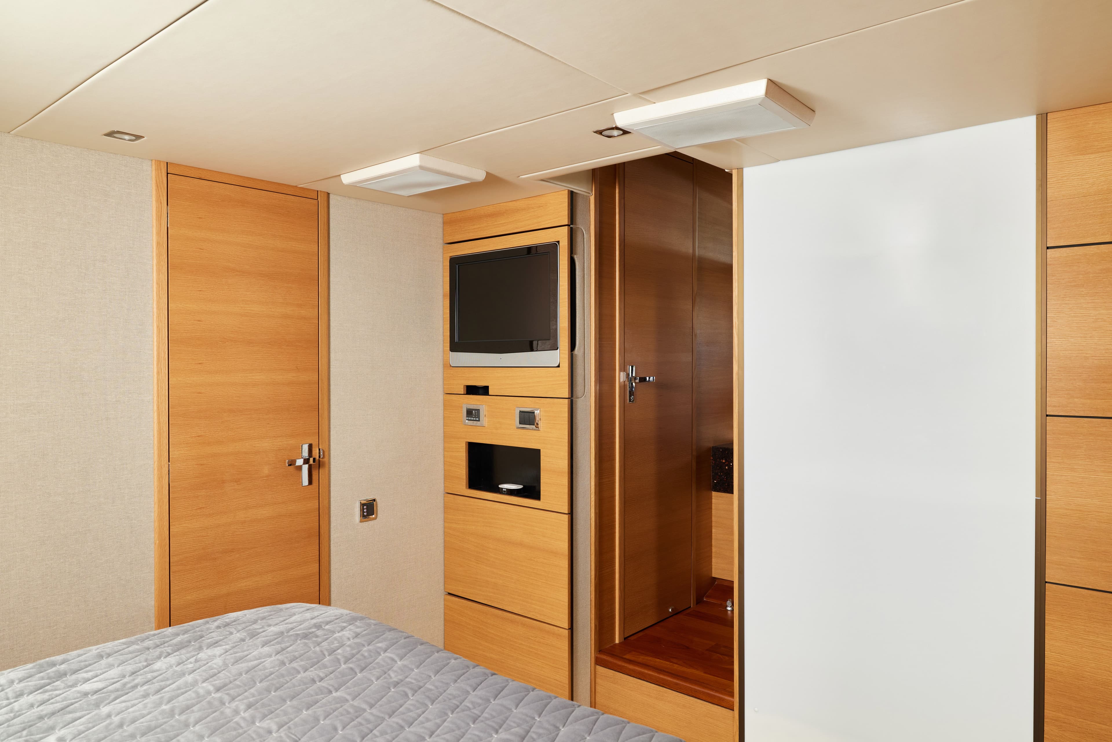 Интерьер салона и зона отдыха на яхте Fairline 65 в СПб. Аренда яхты в СПБ