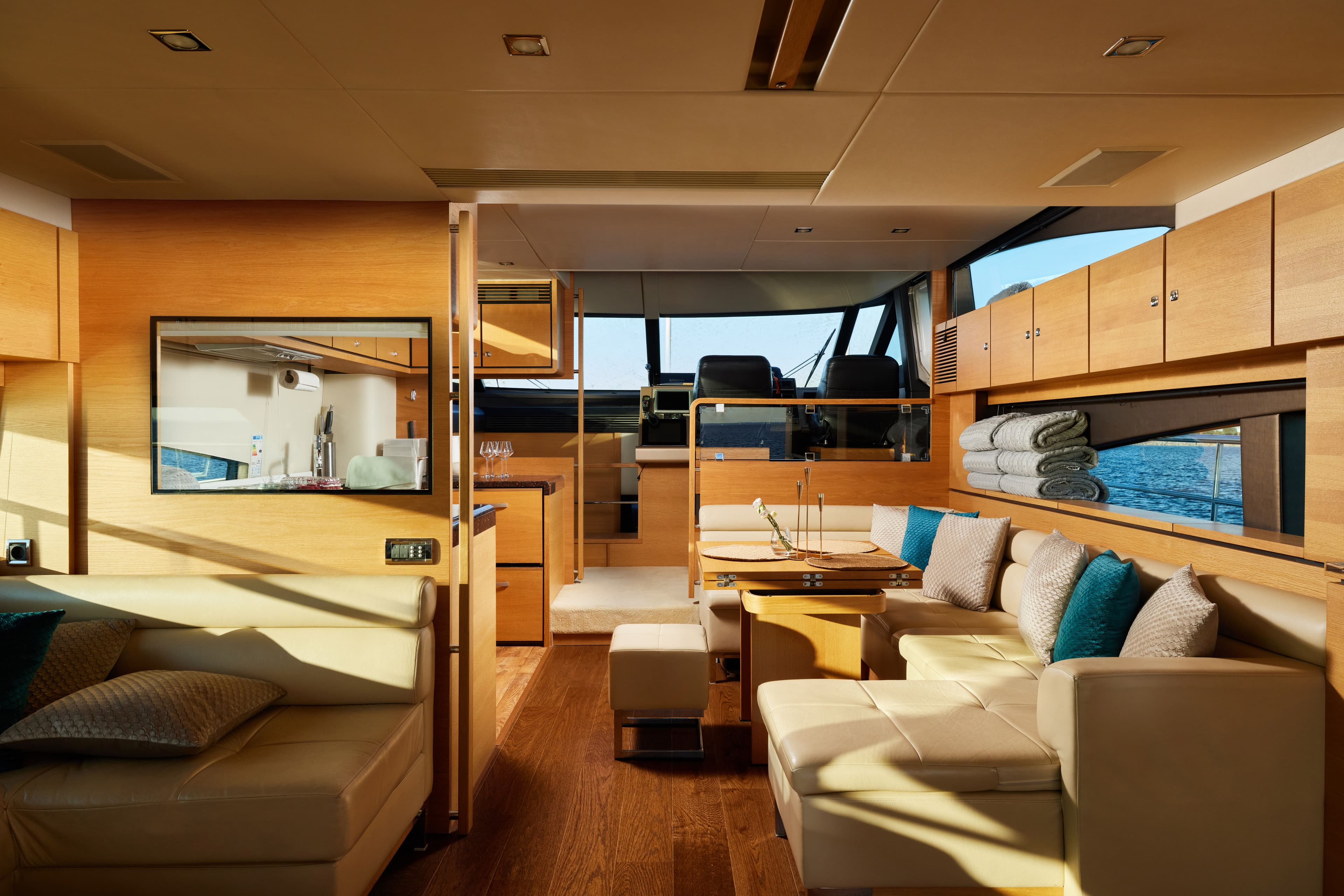 Интерьер салона и зона отдыха на яхте Fairline 65 в СПб. Аренда яхты в СПБ