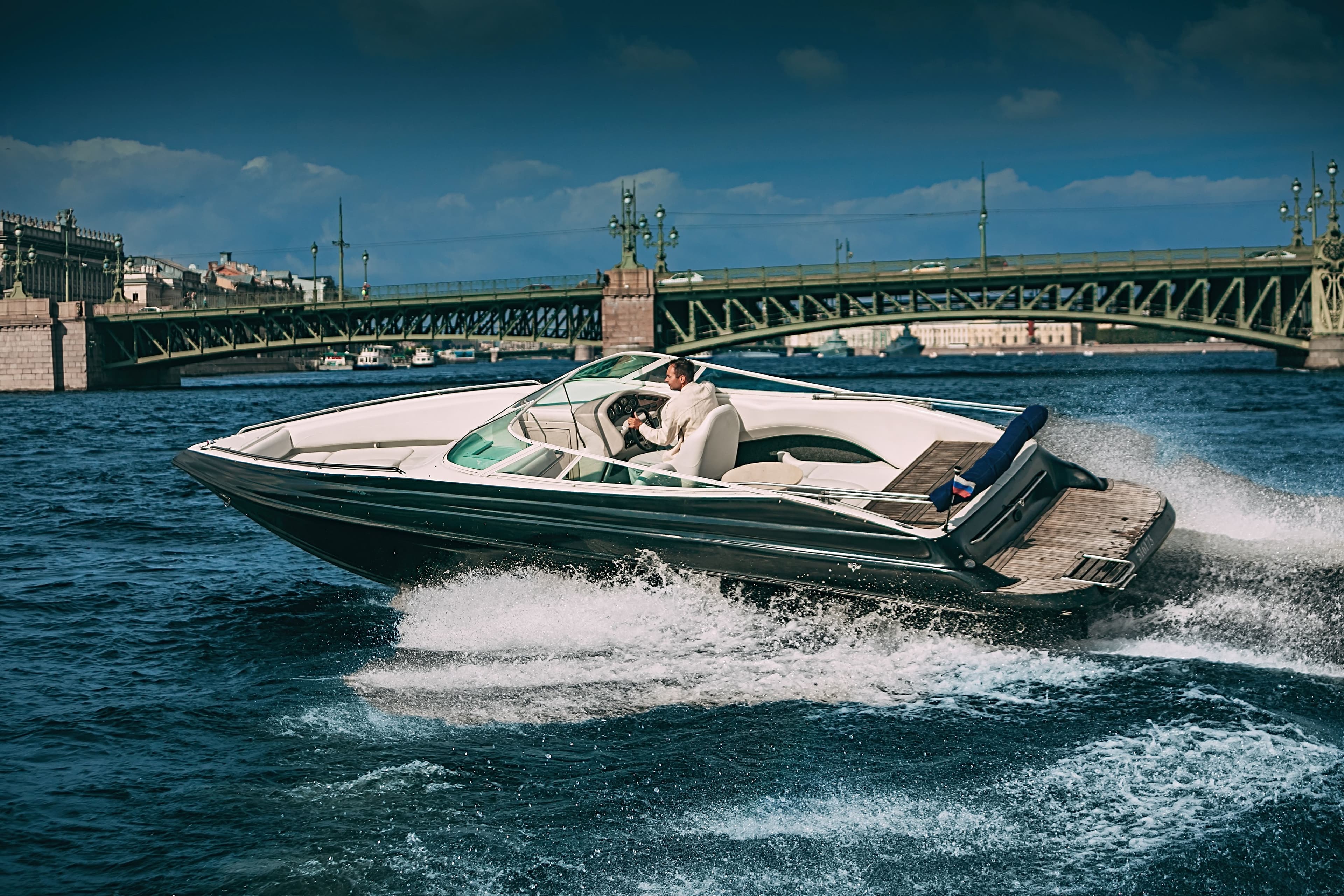 Катер BLACK SHERIFF Crownline 266 на реке в Санкт-Петербурге