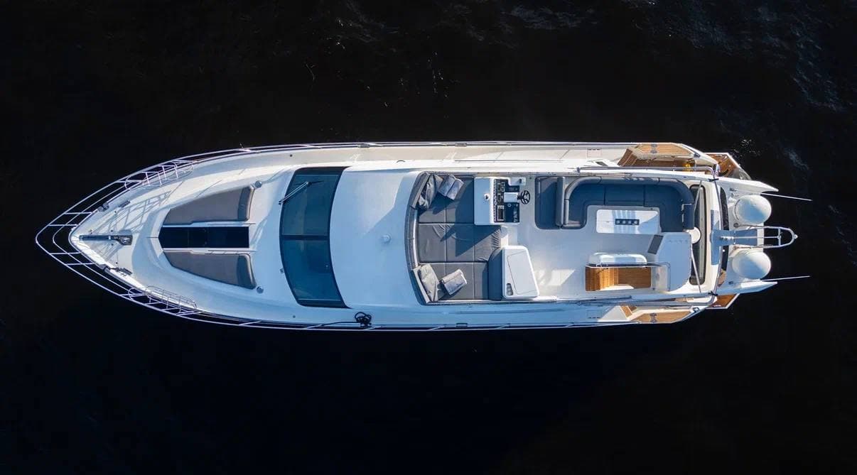 Аренда моторной яхты Galeon 64, цена за час отдыха на судне в СПб