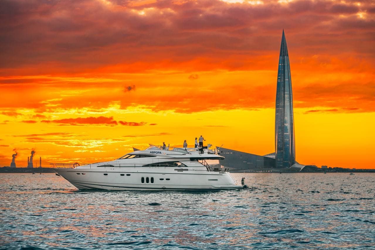 Моторная VIP яхта Аврора Fairline 68 на воде в Санкт-Петербурге