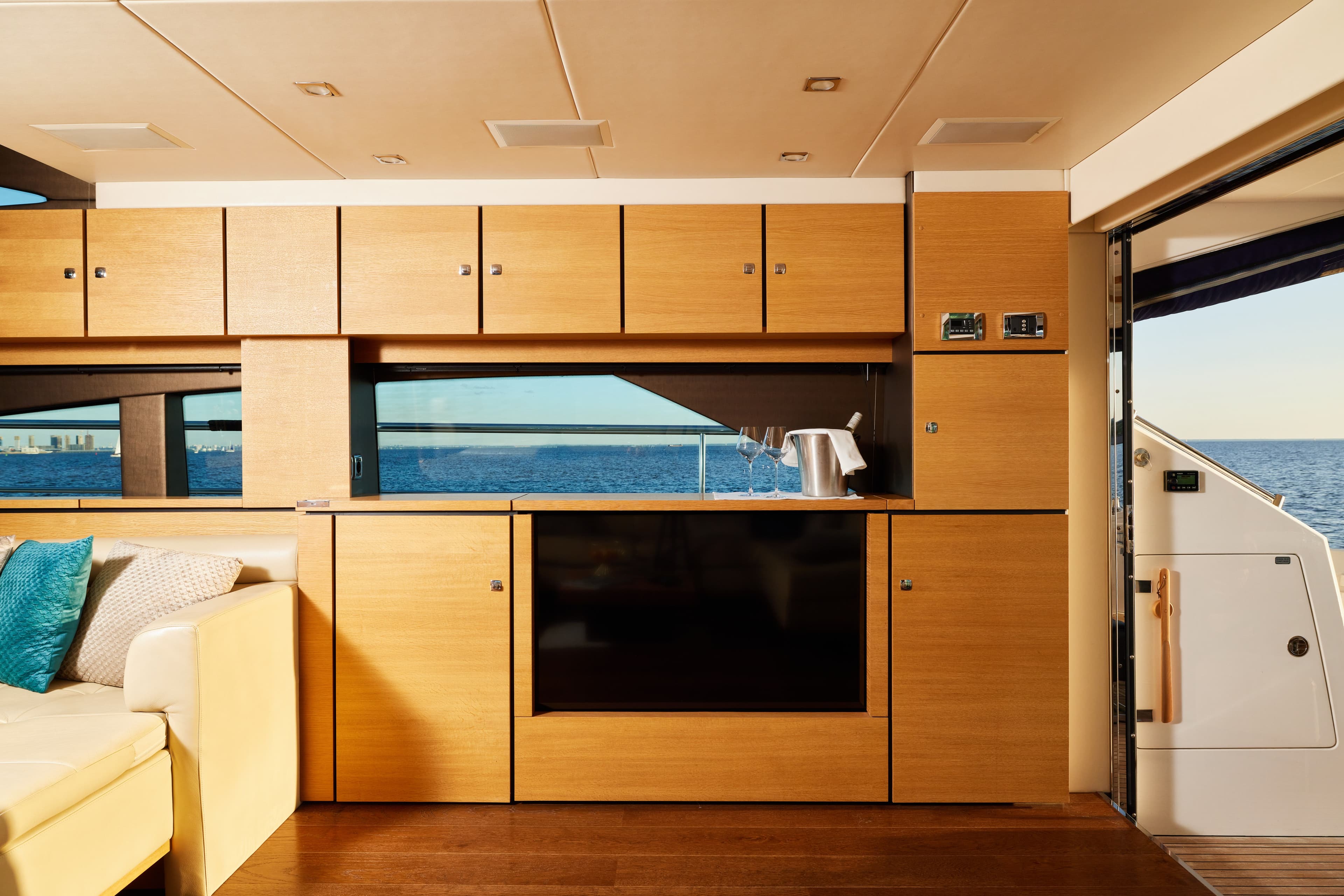 Интерьер салона и зона отдыха на яхте Fairline 65 в СПб. Аренда яхты в СПБ