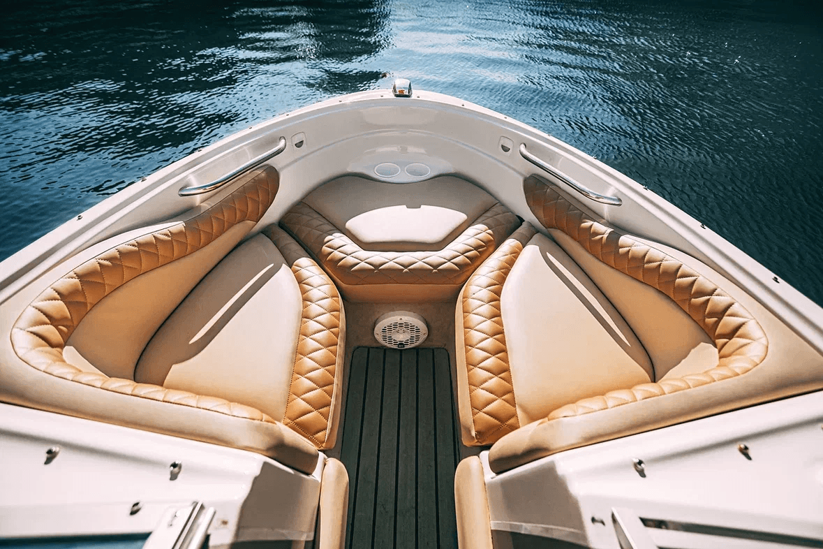 Интерьер палубы и мягкий диван на катере Bayliner 175 Вистерия в СПб
