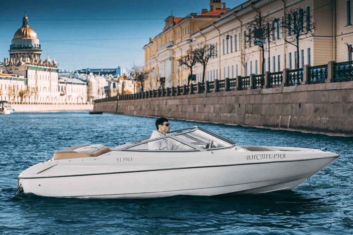 Моторный катер Bayliner 175 Вистерия на реках и каналах Санкт-Петербурга