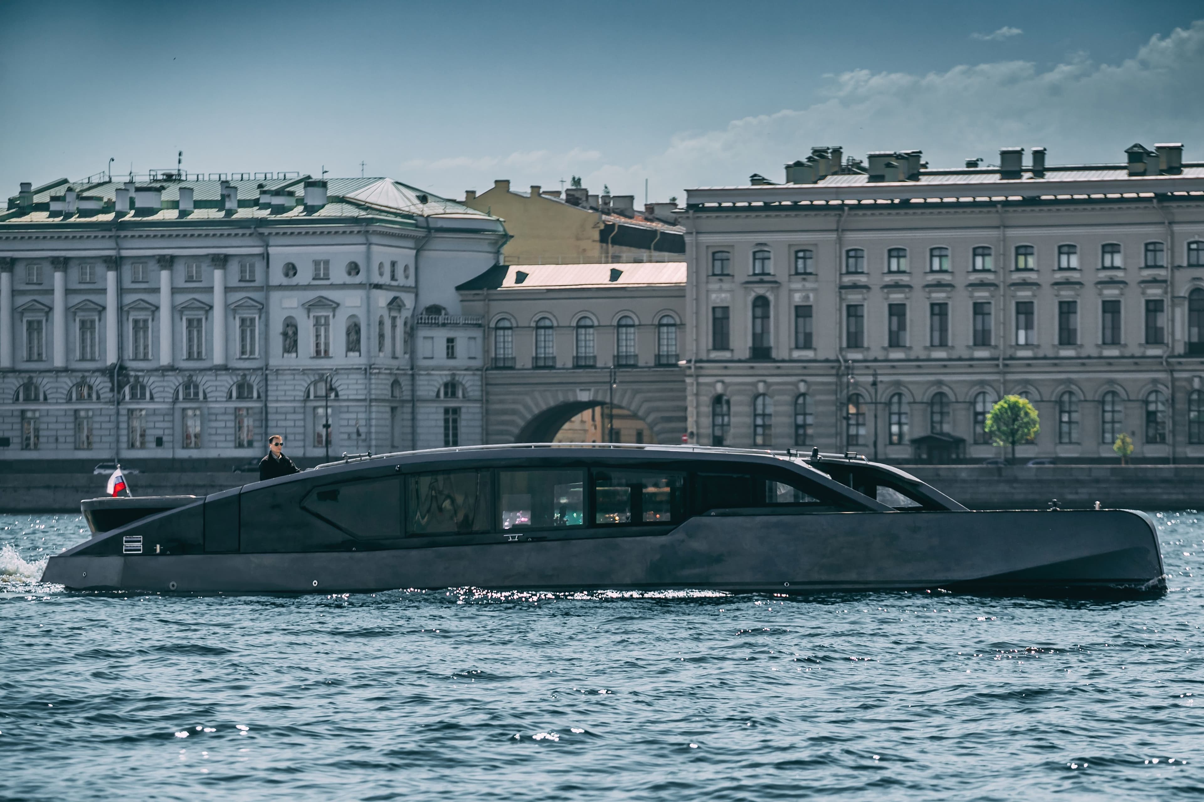 Премиальная моторная яхта Оникс Onyx длиной 17.5 метров на реке Фонтанке в СПб