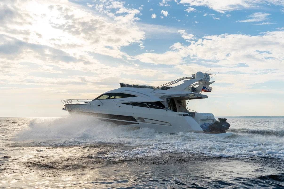 Аренда моторной яхты Galeon 64, цена за час отдыха на судне в СПб