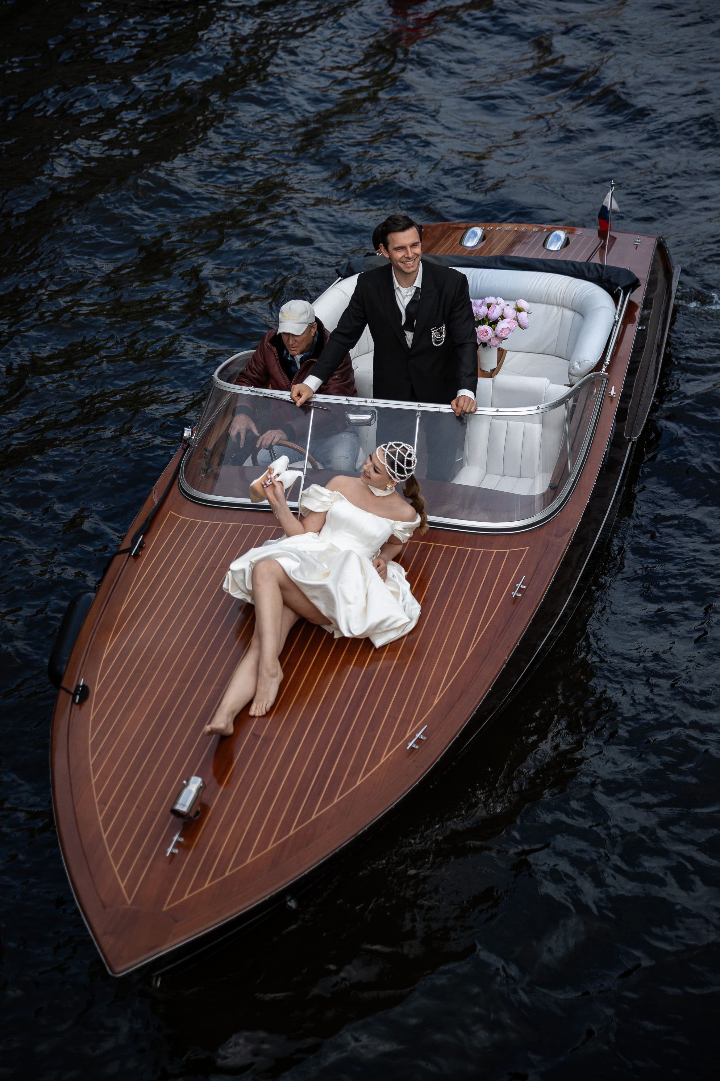 Свадебная фотосессия на воде на элегантном катере Prestige в СПб
