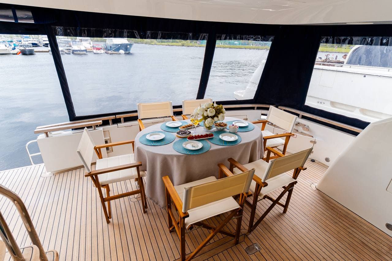 Роскошный интерьер салона кают-компании яхты Аврора Fairline 68