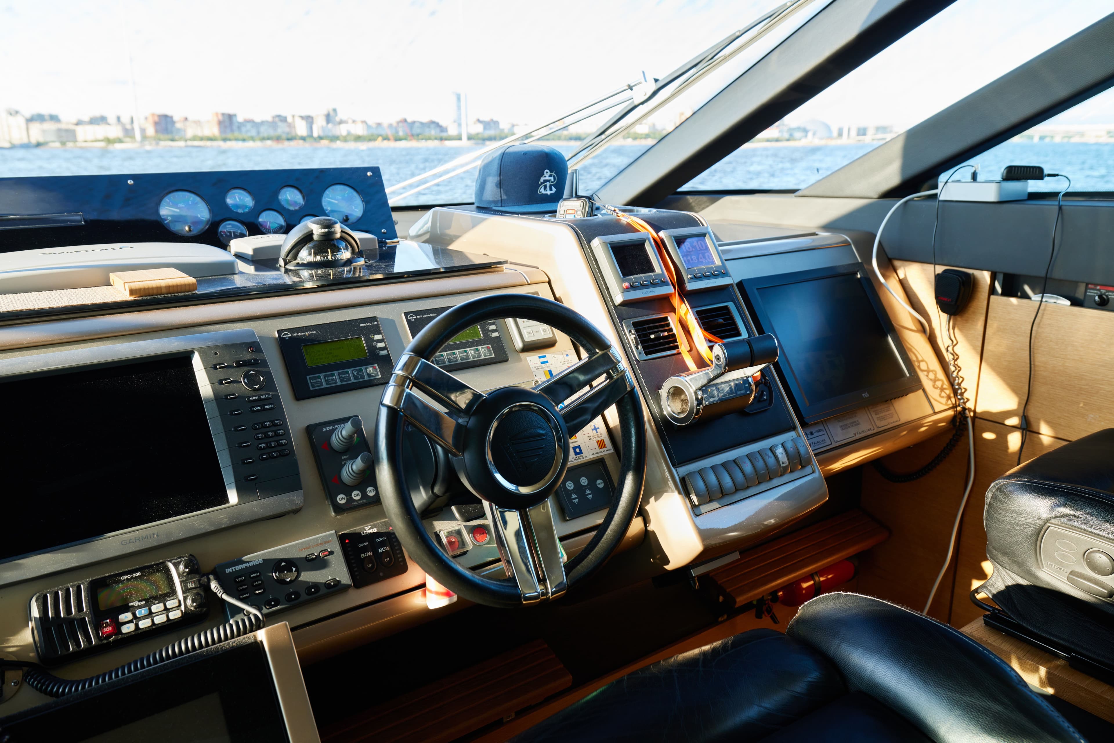 Интерьер салона и зона отдыха на яхте Fairline 65 в СПб. Аренда яхты в СПБ