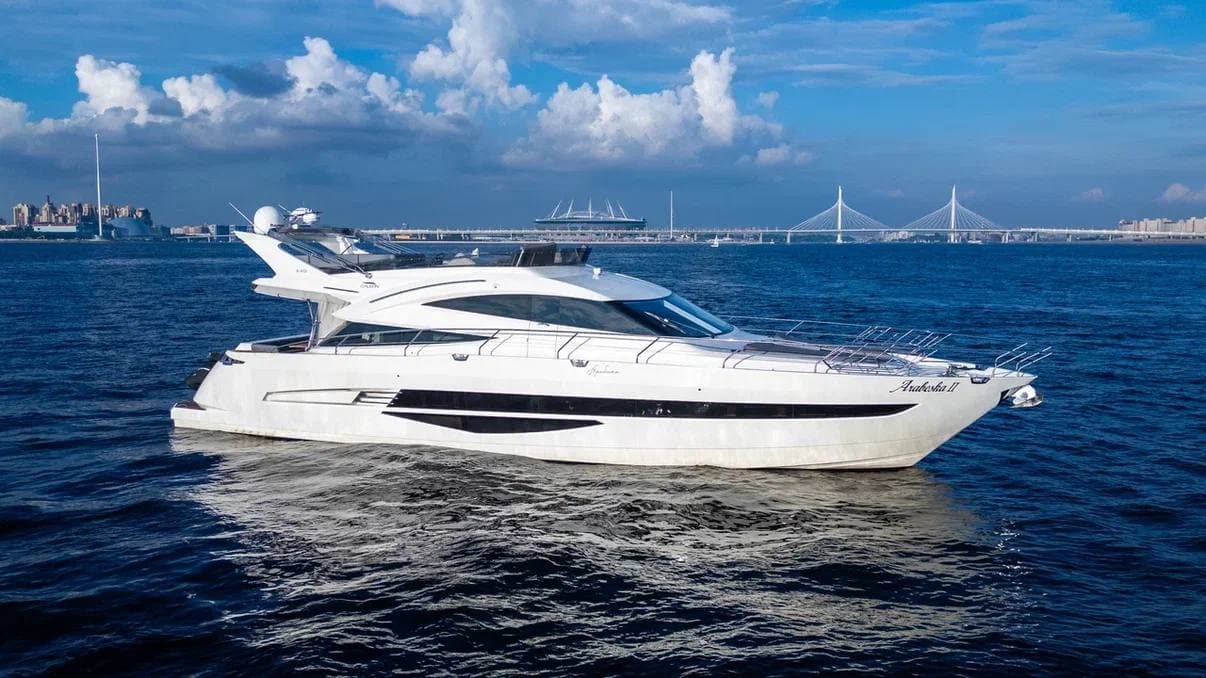 Аренда моторной яхты Galeon 64, цена за час отдыха на судне в СПб
