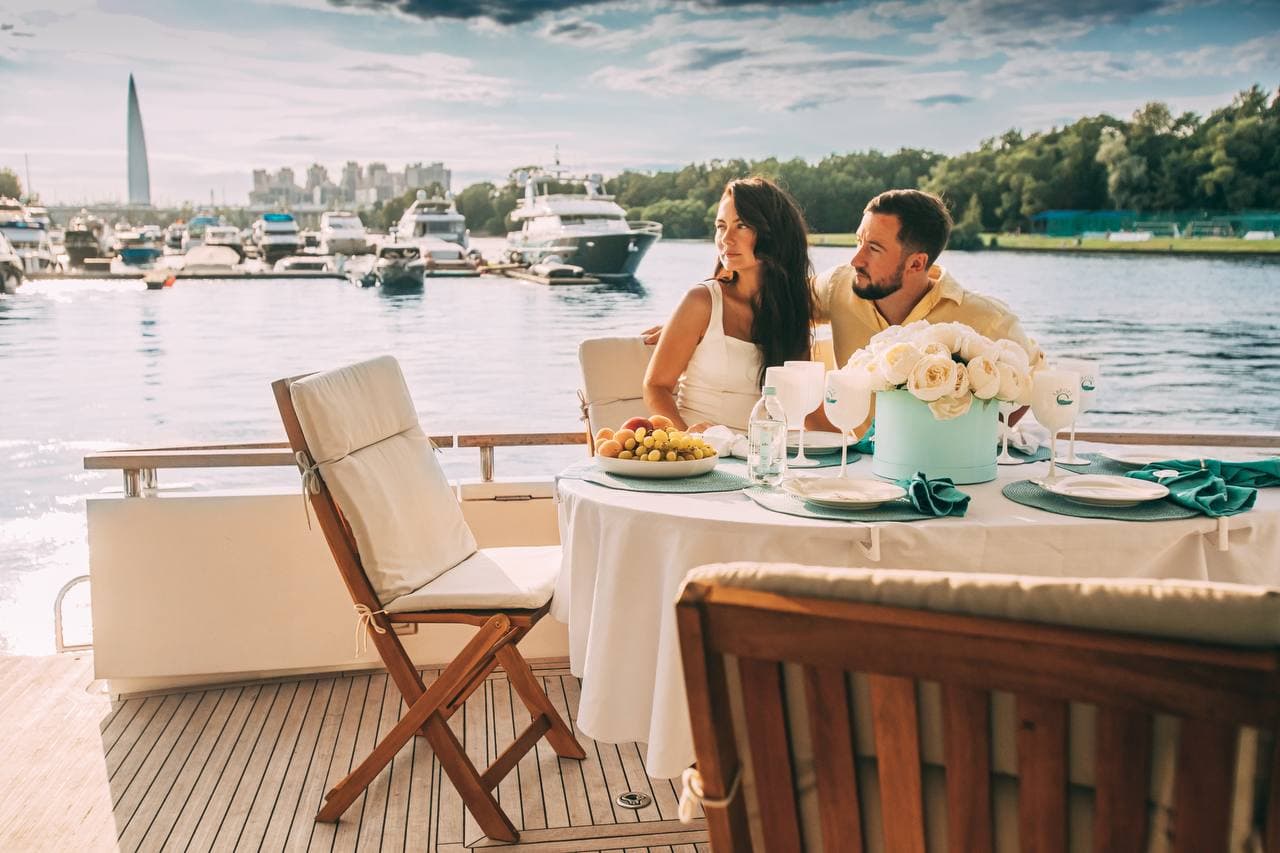 Моторная VIP яхта Аврора Fairline 68 на воде в Санкт-Петербурге