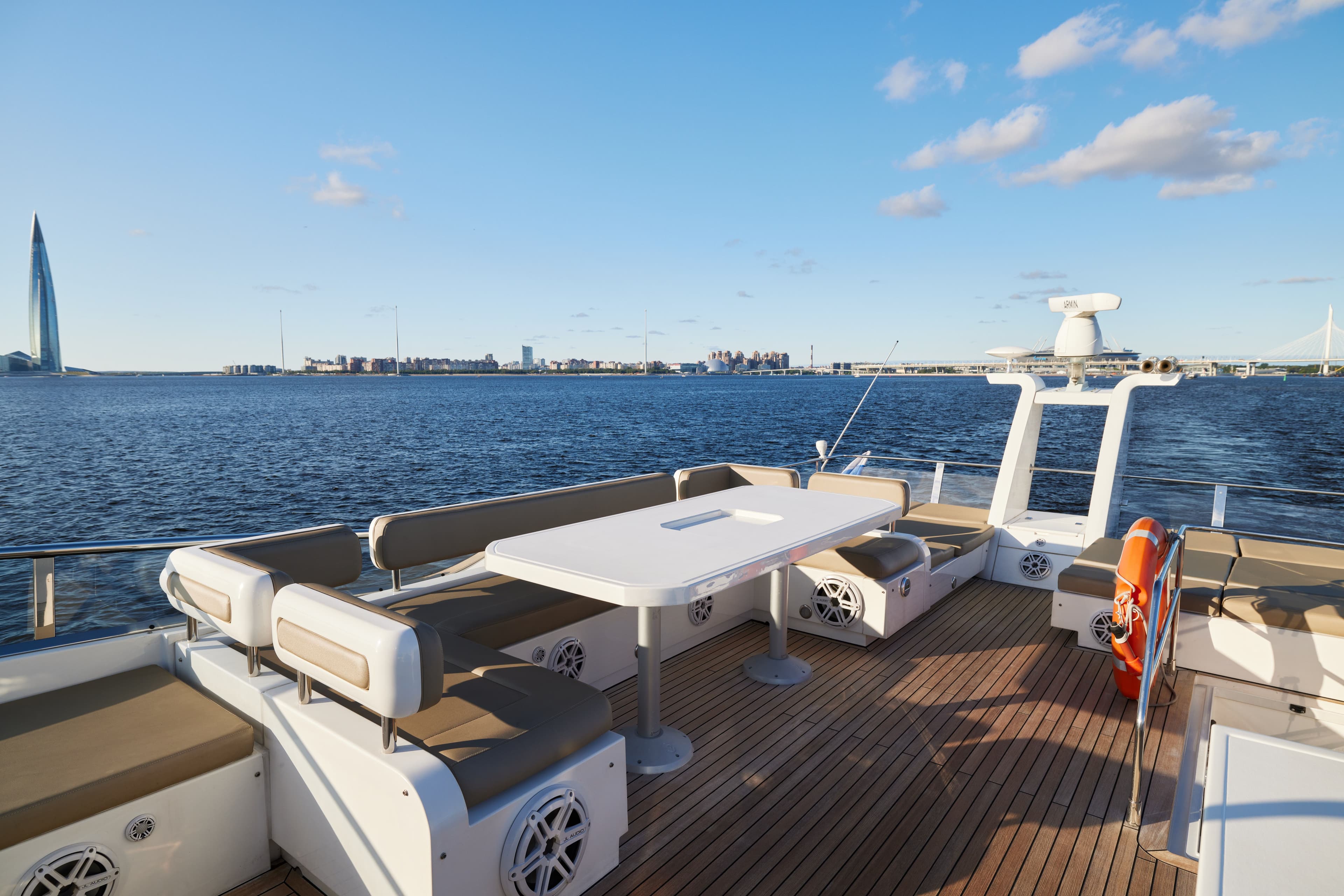 Интерьер салона и зона отдыха на яхте Fairline 65 в СПб. Аренда яхты в СПБ
