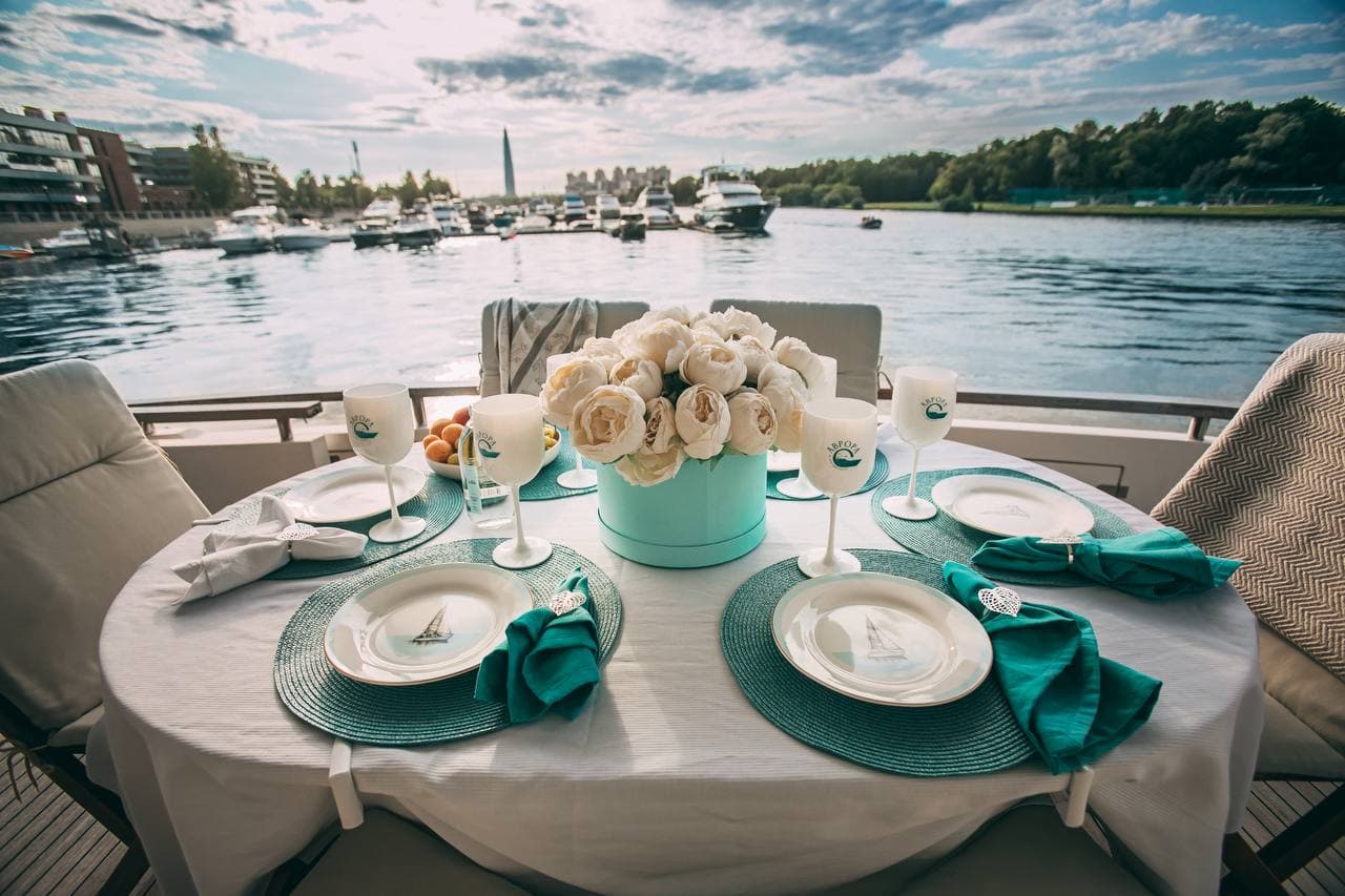 Моторная VIP яхта Аврора Fairline 68 на воде в Санкт-Петербурге