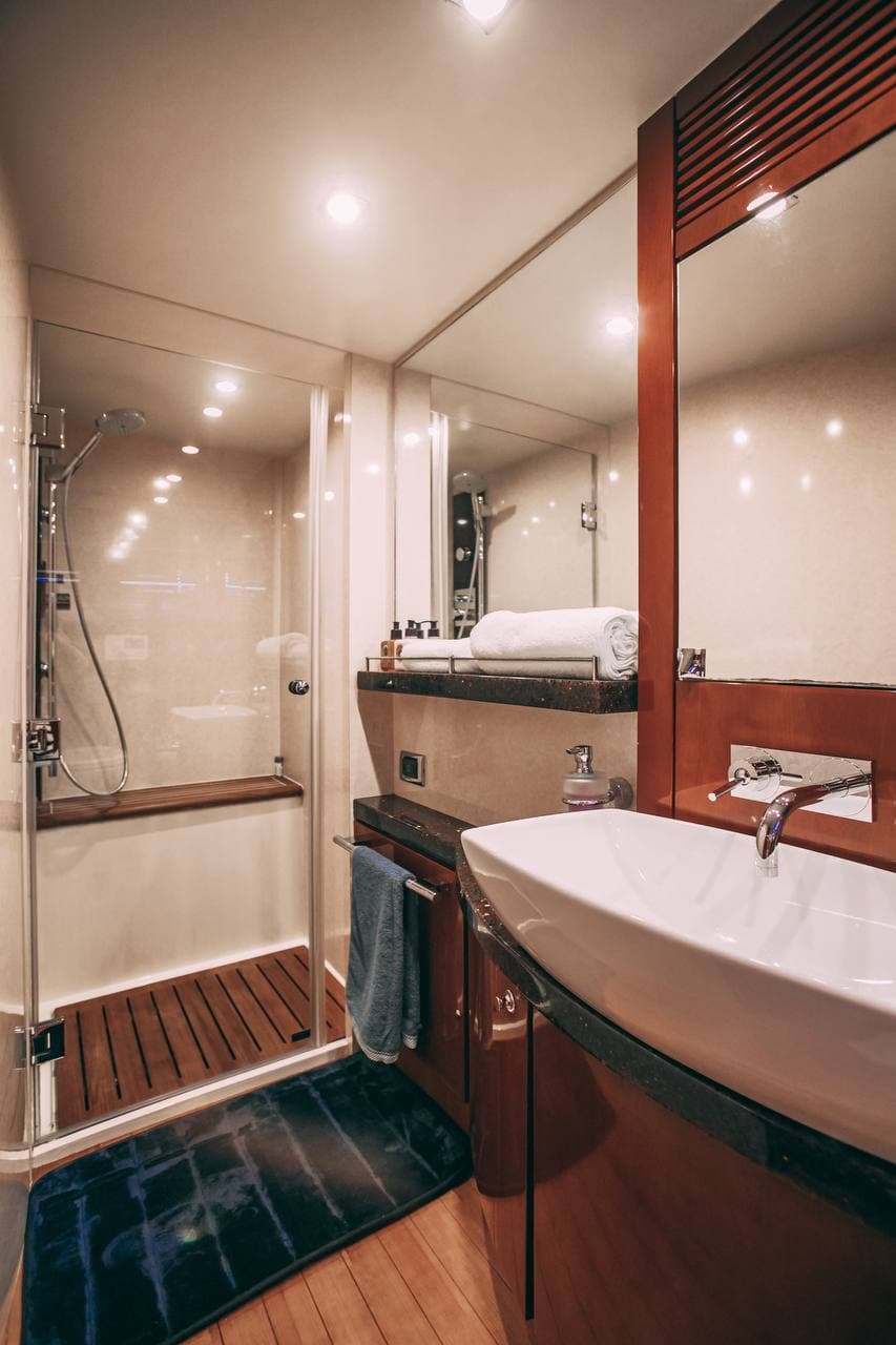 Комфортный санузел на VIP яхте Аврора Fairline 68