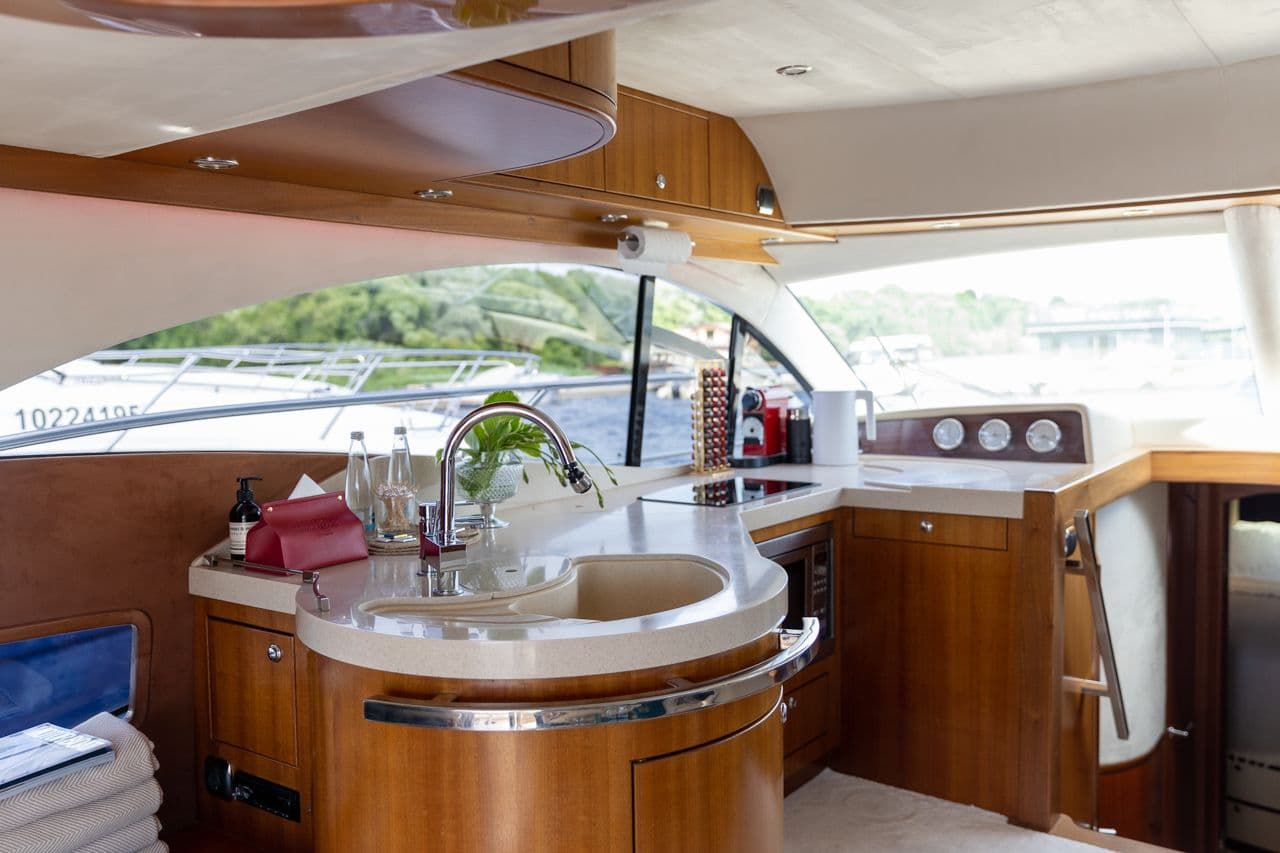 Небольшая оборудованная кухня на борту яхты Galeon 440